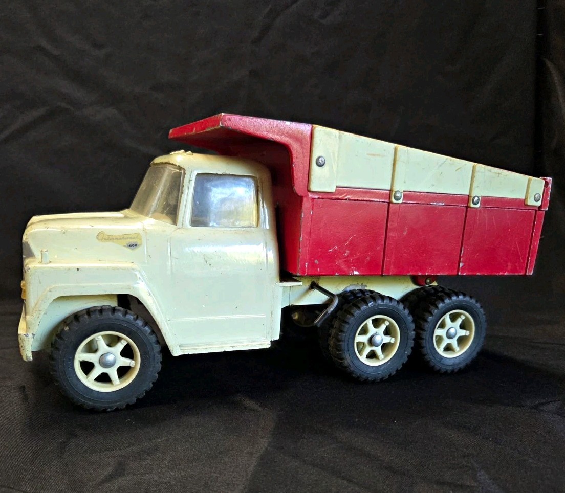 Ertl International 1600 Vintage Pressed Steel Dump Truck Red/White IH Ertl International 1600 Vintage Pressed Steel Dump Truck Red/White IH