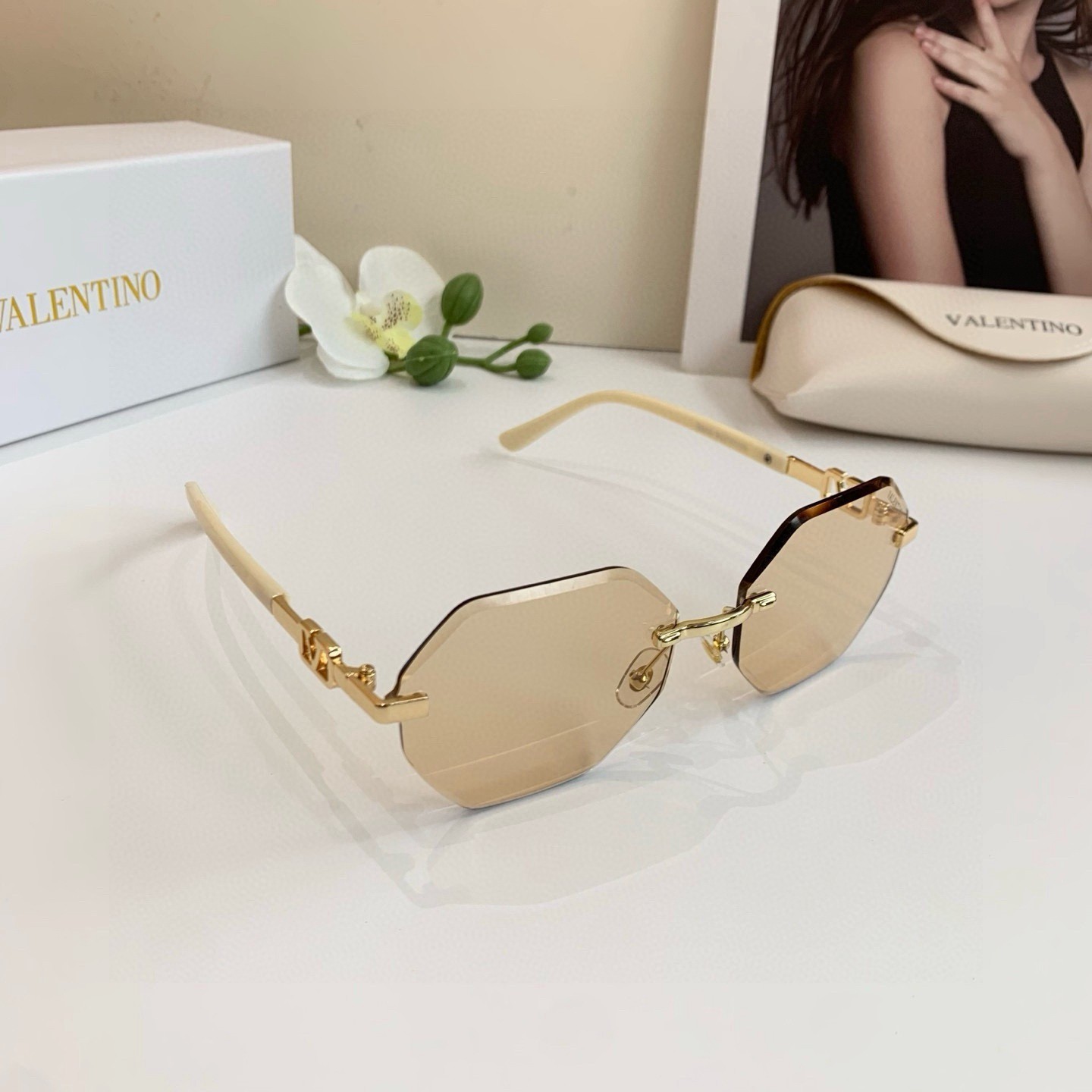 Valentino Gold Octagon Rimless Sunglasses Tan Lens Unisex Valentino Gold Octagon Rimless Sunglasses Tan Lens Unisex