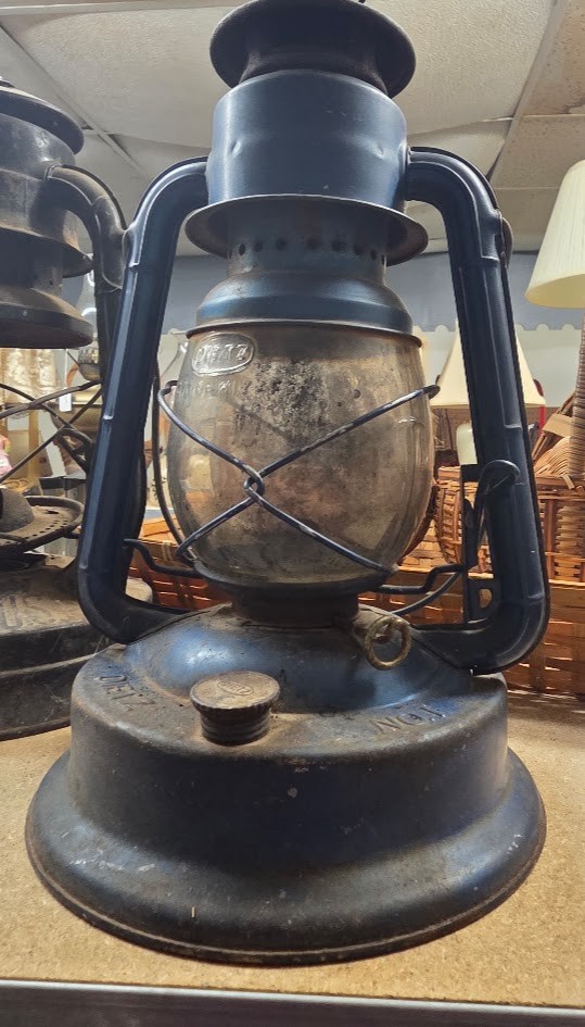 vintage Dietz No. 2 D-Lite kerosene cold-blast lantern vintage Dietz No. 2 D-Lite kerosene cold-blast lantern