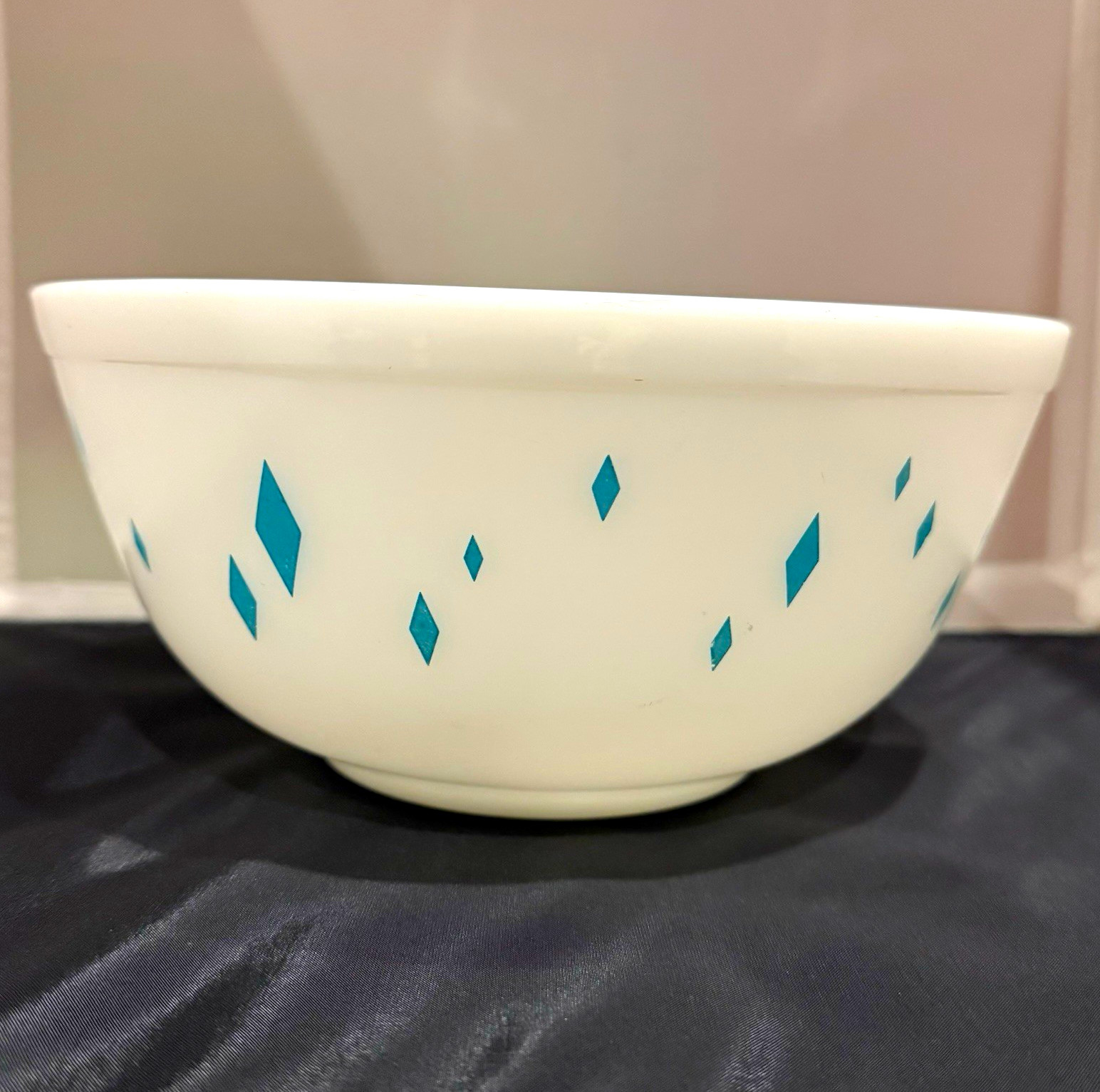 Vintage Pyrex Dainty Maid 1950s rare mixing bowl (unmarked) Vintage Pyrex Dainty Maid 1950s rare mixing bowl (unmarked)
