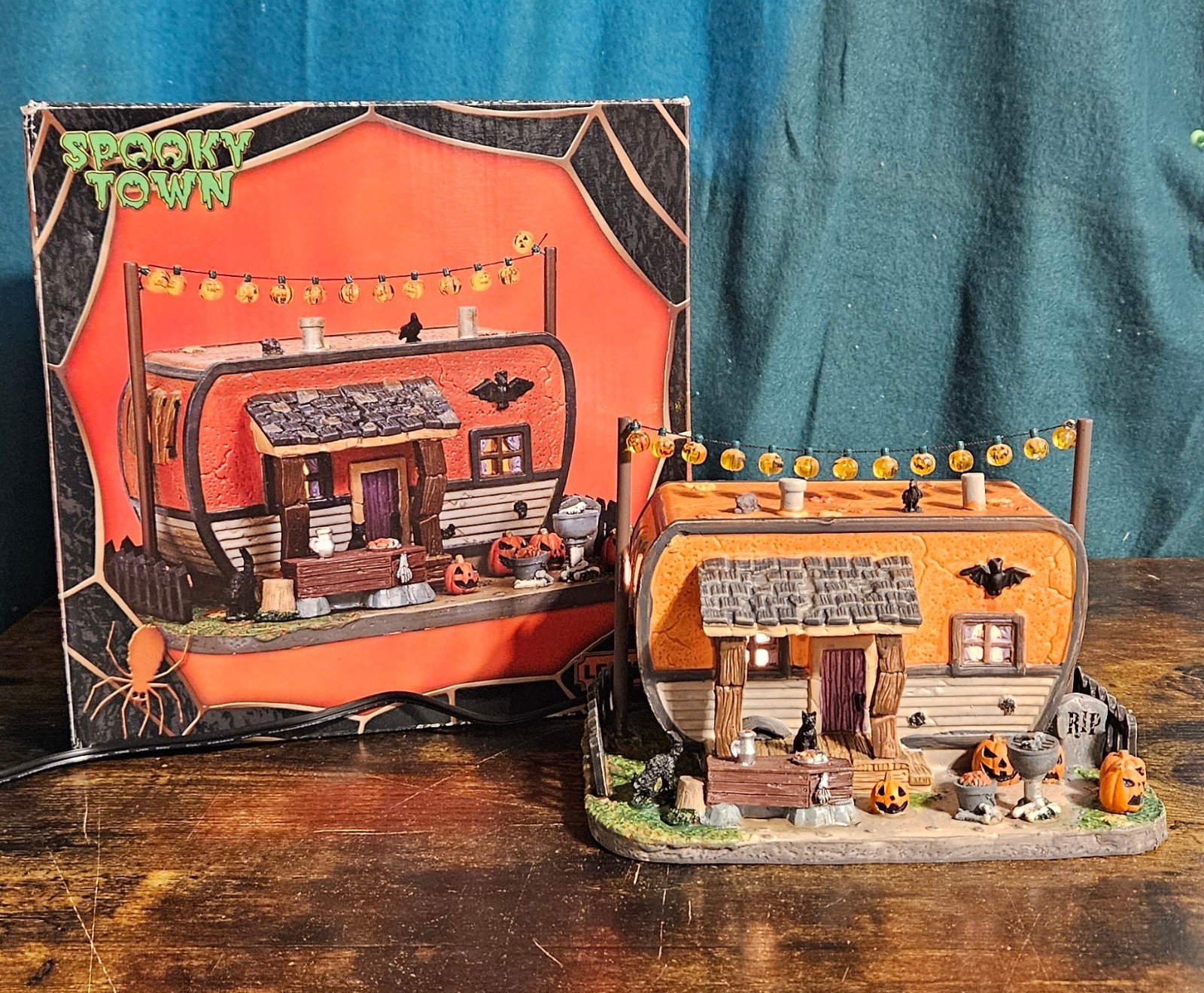 🎃 Lemax - Spooky Town 🎃 2017 Creepy Camper - Lighted Halloween Village #75186