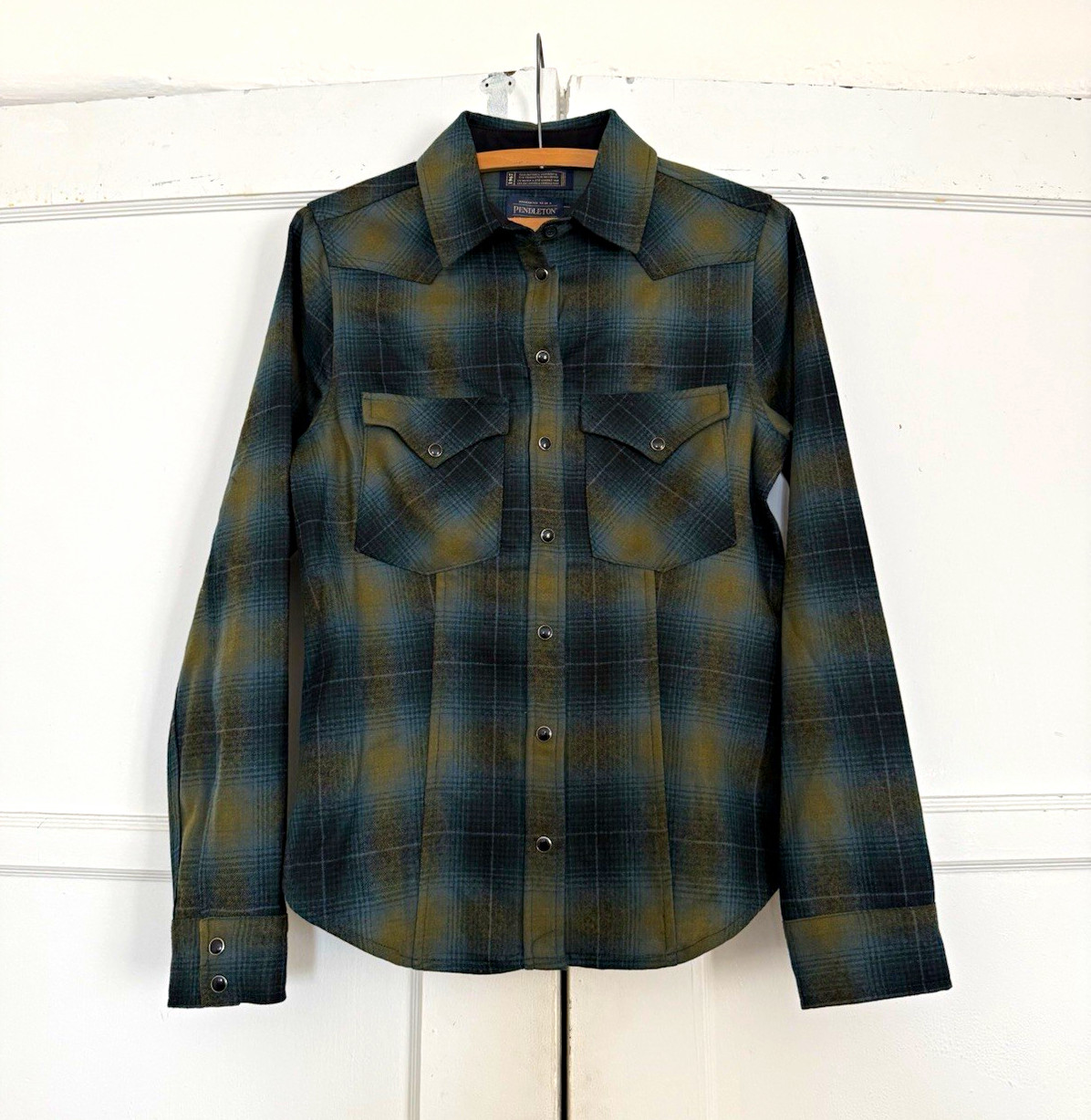 Pendleton Men\'s Green/Black Plaid Long Sleeve Button-Up Shirt w/ Pockets Pendleton Men\'s Green/Black Plaid Long Sleeve Button-Up Shirt w/ Pockets