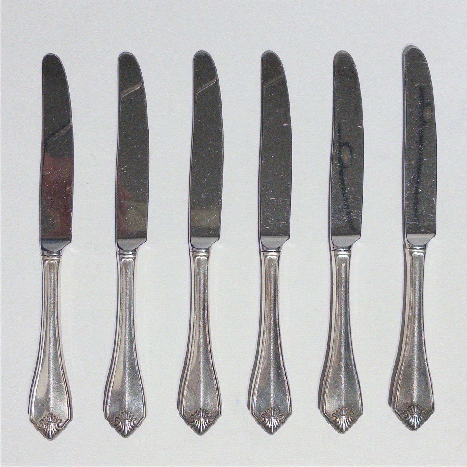 VTG Lot of 6 Oneida King James Dinner Knives Silver Plated Handle (B4) VTG Lot of 6 Oneida King James Dinner Knives Silver Plated Handle (B4)