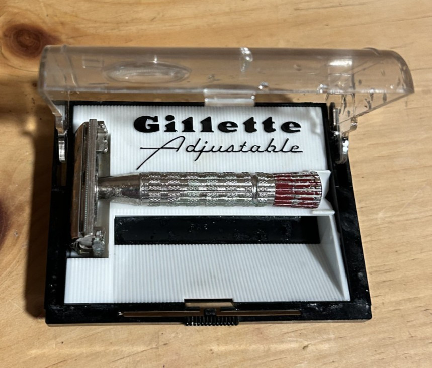 Vintage Gillette SuperSpeed Red Tip in a case for a FatBoy or so I am told idk Vintage Gillette SuperSpeed Red Tip in a case for a FatBoy or so I am told idk