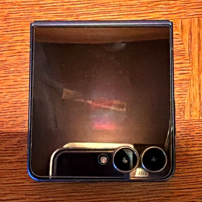 Samsung Galaxy Z Flip7 - Unlocked - 256gb Samsung Galaxy Z Flip7 - Unlocked - 256gb