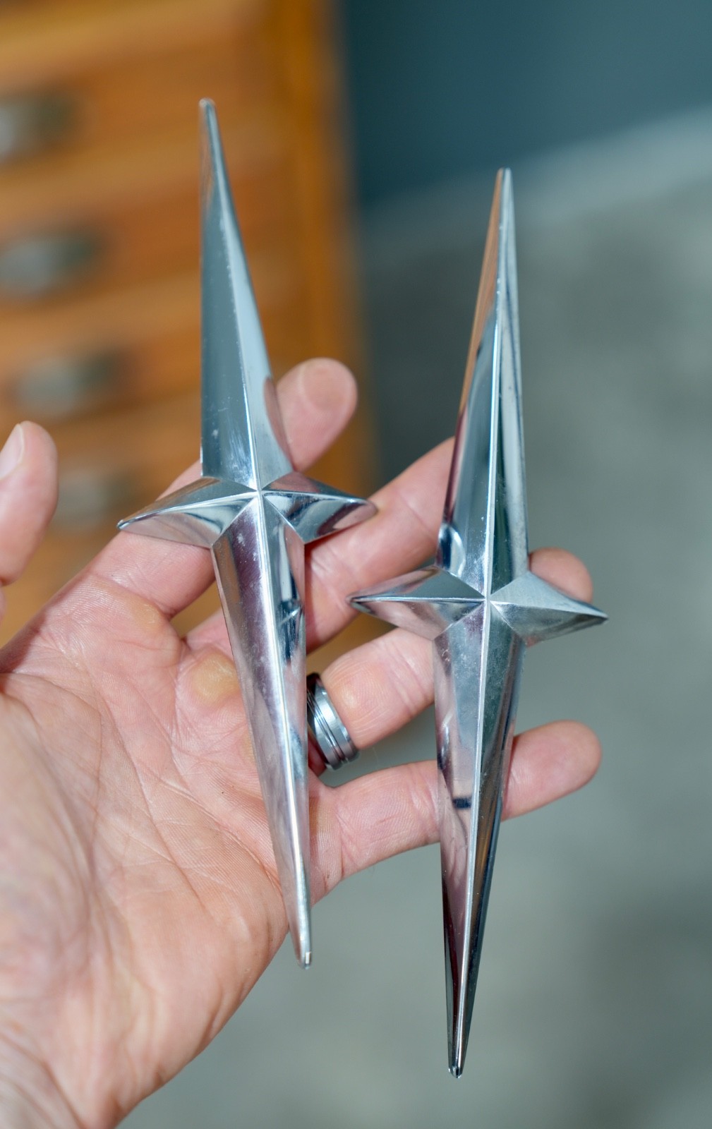 VTG 1957 58 PONTIAC CHROME STAR CHIEF QUARTER PANEL STAR EMBLEM BADGE LOT OF 2 VTG 1957 58 PONTIAC CHROME STAR CHIEF QUARTER PANEL STAR EMBLEM BADGE LOT OF 2