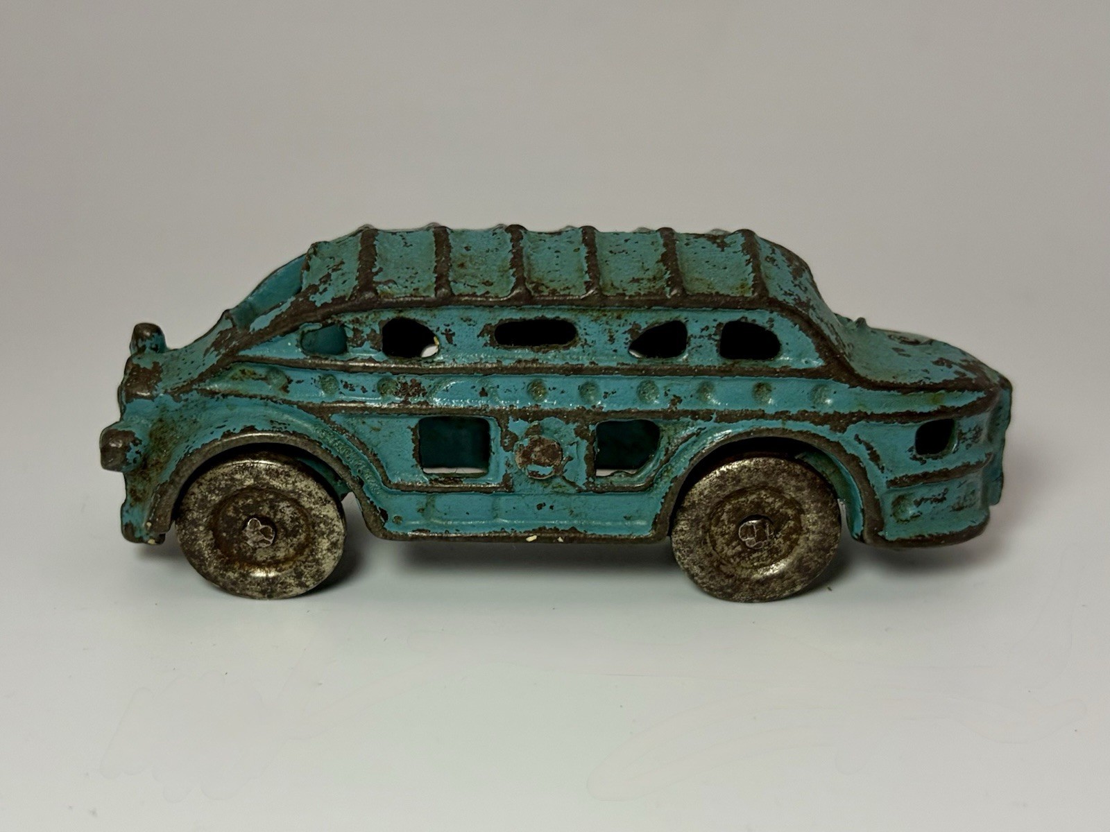 1930\'s Hubley Cast Iron Pickwick Nite Coach Sleeper Bus Blue 3.75” 1930\'s Hubley Cast Iron Pickwick Nite Coach Sleeper Bus Blue 3.75”