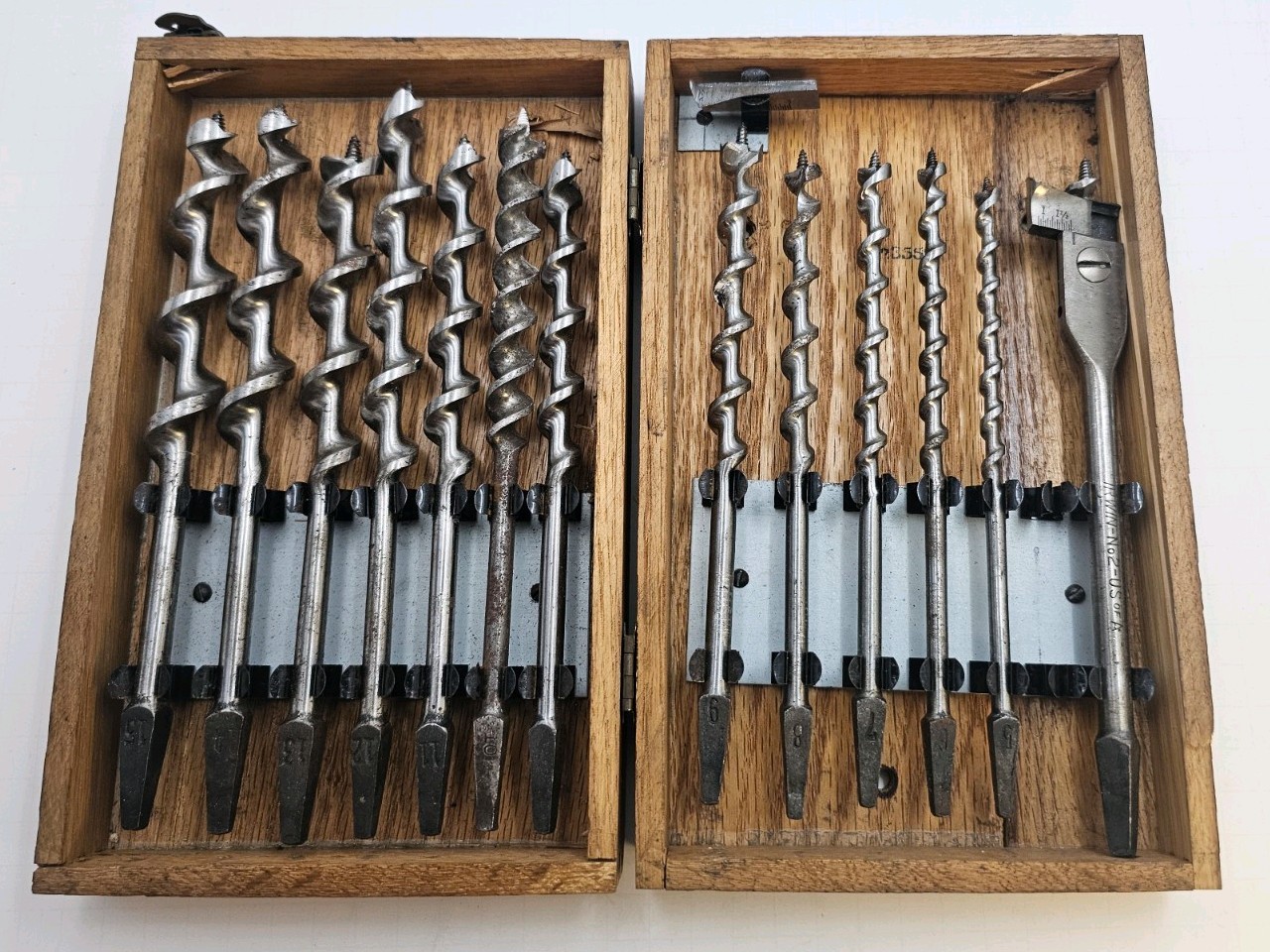 Vintage IRWIN 13 Pc Solid Center Auger Bit Set ADJUSTABLE BIT W/2 SPURS WOOD BOX Vintage IRWIN 13 Pc Solid Center Auger Bit Set ADJUSTABLE BIT W/2 SPURS WOOD BOX
