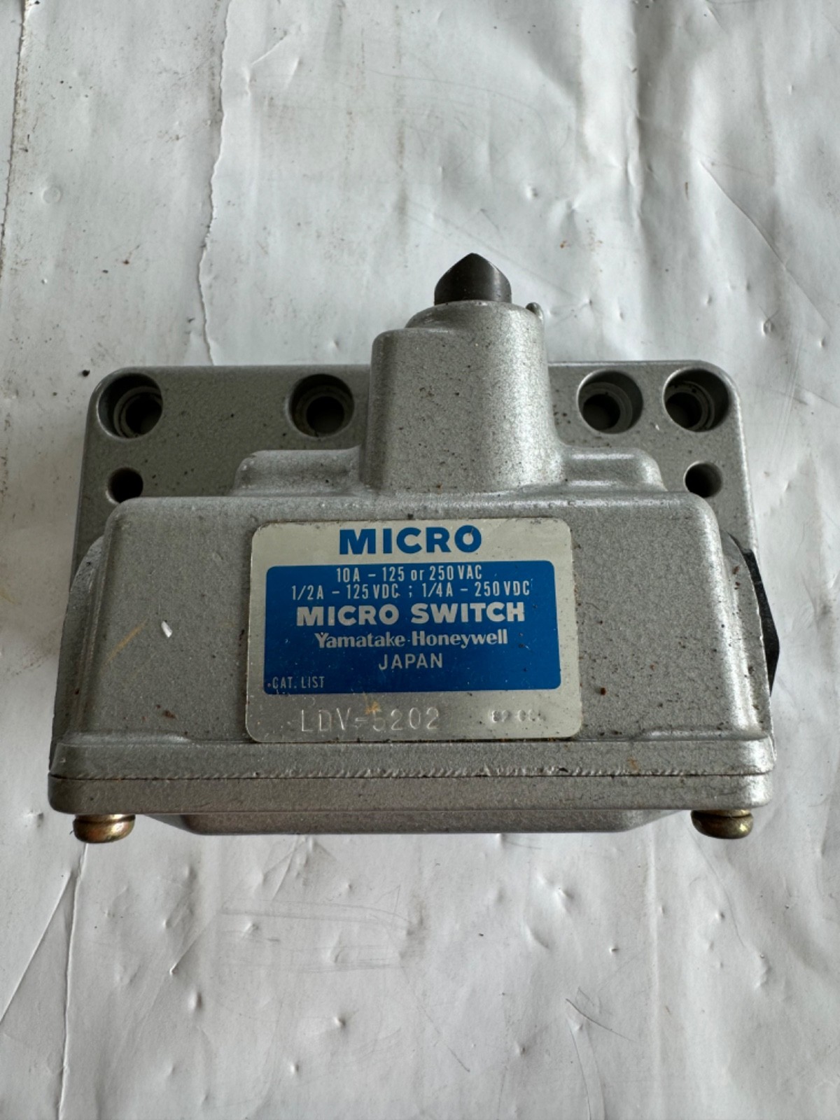 Yamatake-Honeywell LDV-5202 Micro Limit Switch Yamatake-Honeywell LDV-5202 Micro Limit Switch