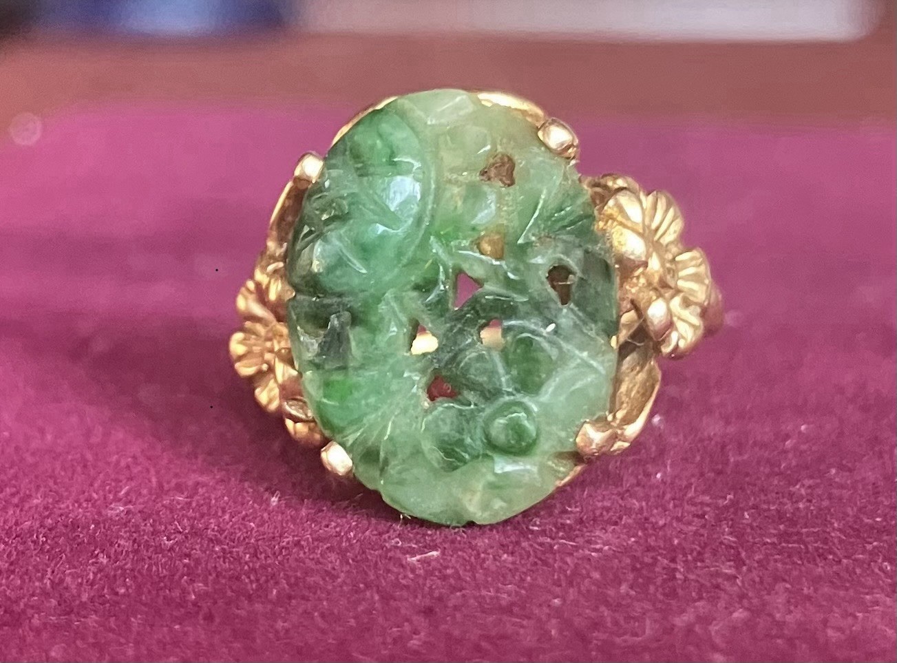Vintage 14k Yellow Gold Green Jade Oval Floral Engraved Cocktail Ring. Vintage 14k Yellow Gold Green Jade Oval Floral Engraved Cocktail Ring.