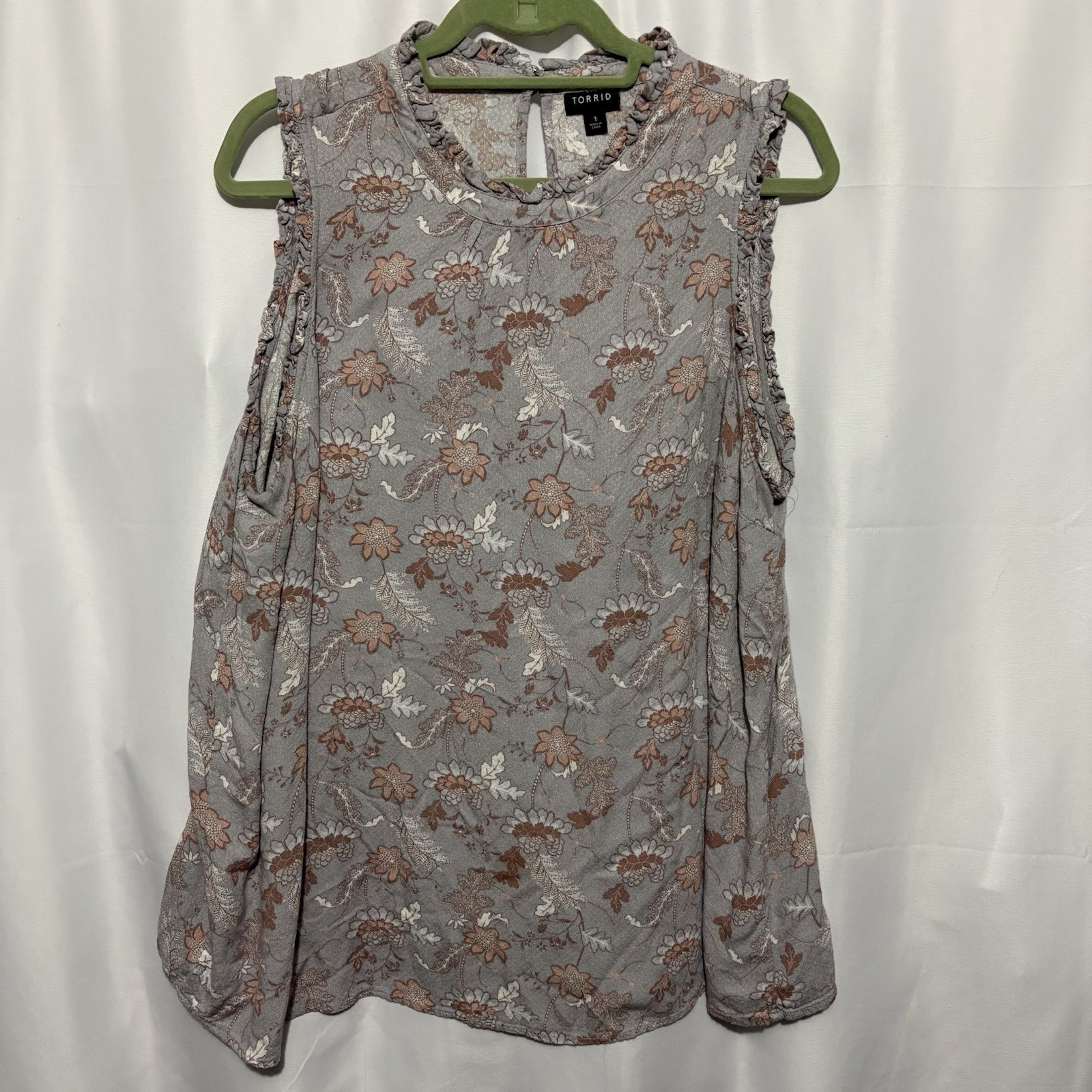 Torrid Women\'s Size 1 Gray Floral Ruffle High Neck Sleeveless Blouse Cottage Torrid Women\'s Size 1 Gray Floral Ruffle High Neck Sleeveless Blouse Cottage