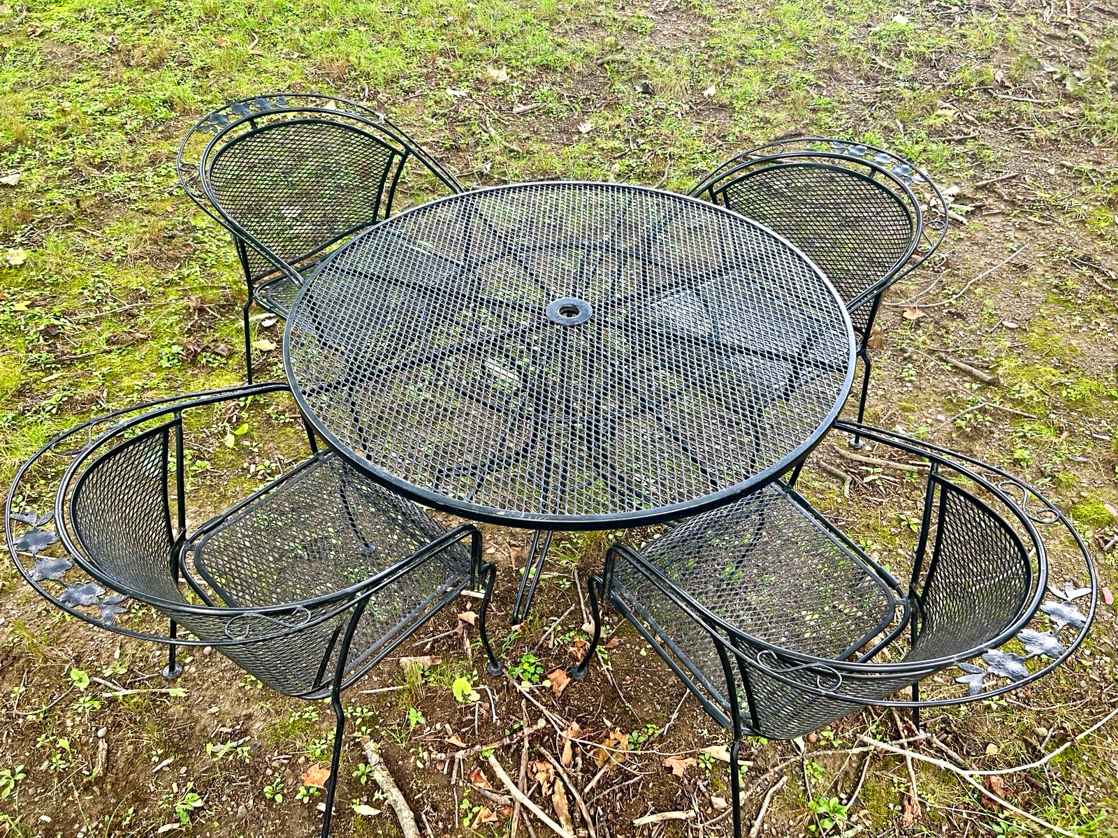 Vintage Woodard Round Patio Dining Set, 5-Piece Table & 4 Chairs Vintage Woodard Round Patio Dining Set, 5-Piece Table & 4 Chairs