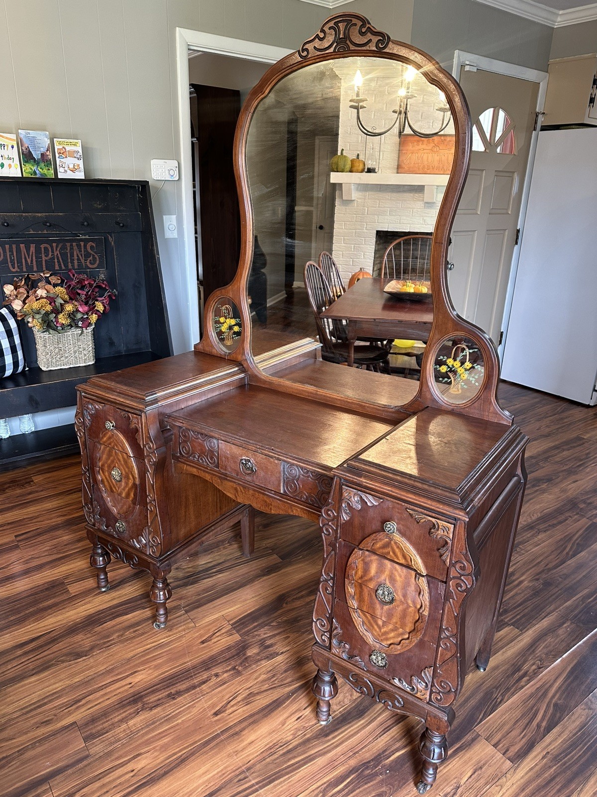 antique-style wooden Vanity with a large detached mirror