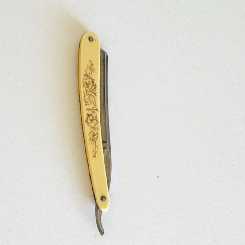 Antique Wade & Butcher Sheffield Straight Razor Antique Wade & Butcher Sheffield Straight Razor