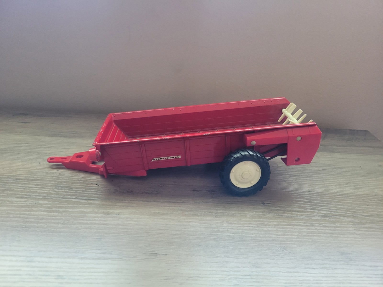 Vintage International Red Manure Spreader Trailer 1/16 Scale Farm Toy STK #492 Vintage International Red Manure Spreader Trailer 1/16 Scale Farm Toy STK #492
