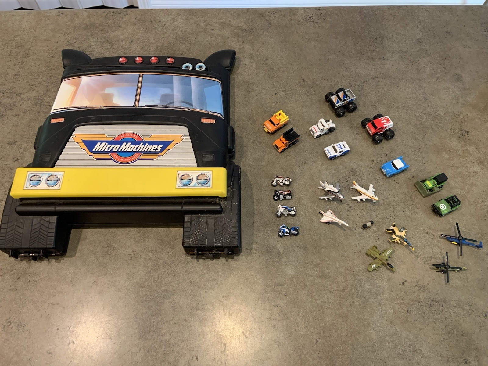 Vintage 1980’s Galoob Micro Machines Case With Vehicles Lot Of 21 See Pics Vintage 1980’s Galoob Micro Machines Case With Vehicles Lot Of 21 See Pics