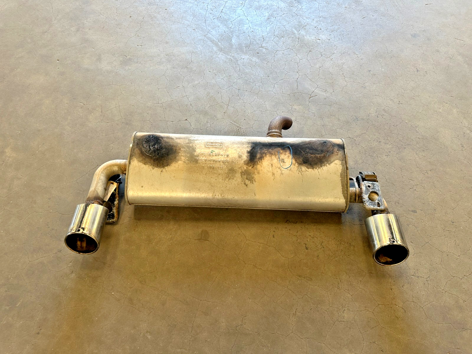 17-19 LINCOLN MKC AWD REAR EXHAUST MUFFLER ASSEMBLY REAR MUFFLER, OEM LOT3709 17-19 LINCOLN MKC AWD REAR EXHAUST MUFFLER ASSEMBLY REAR MUFFLER, OEM LOT3709