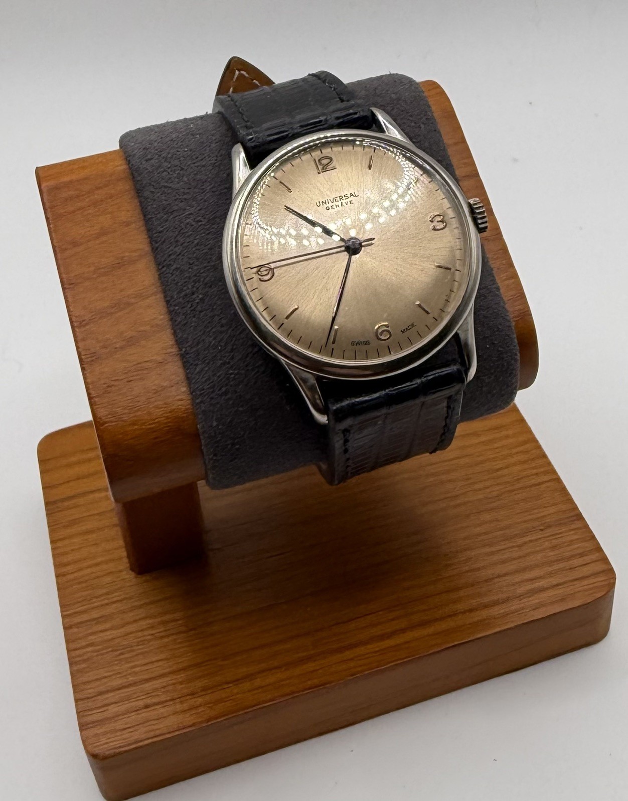 Vintage Universal Genève Manual Wind Champagne Dial 35mm Swiss Watch Vintage Universal Genève Manual Wind Champagne Dial 35mm Swiss Watch