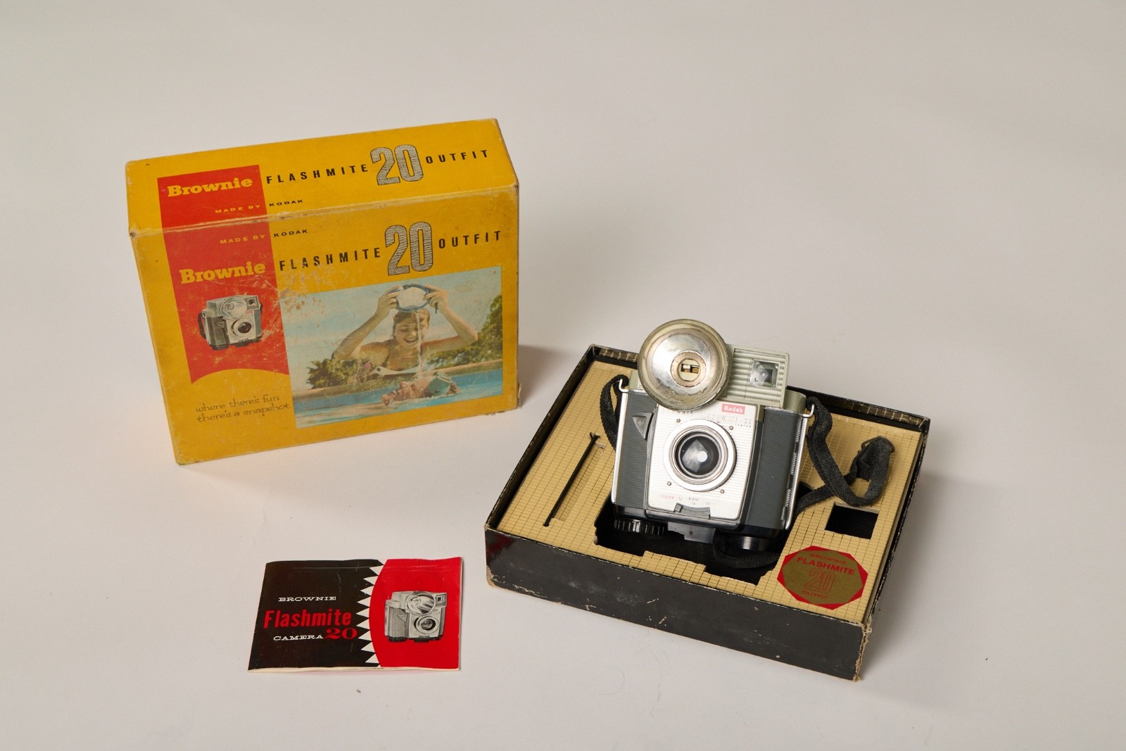 Vintage 1960s Kodak Brownie Flashmite 20 Outfit Box Camera w/ Flash & Box Gray