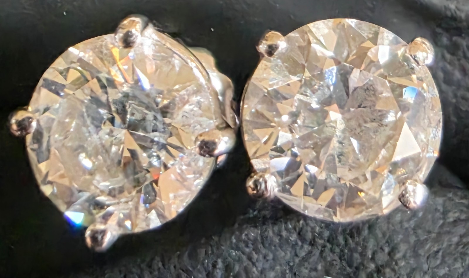 2.15 ct tw diamond stud earrings. Clarity SI-2. Color G with good cuts and brill 2.15 ct tw diamond stud earrings. Clarity SI-2. Color G with good cuts and brill