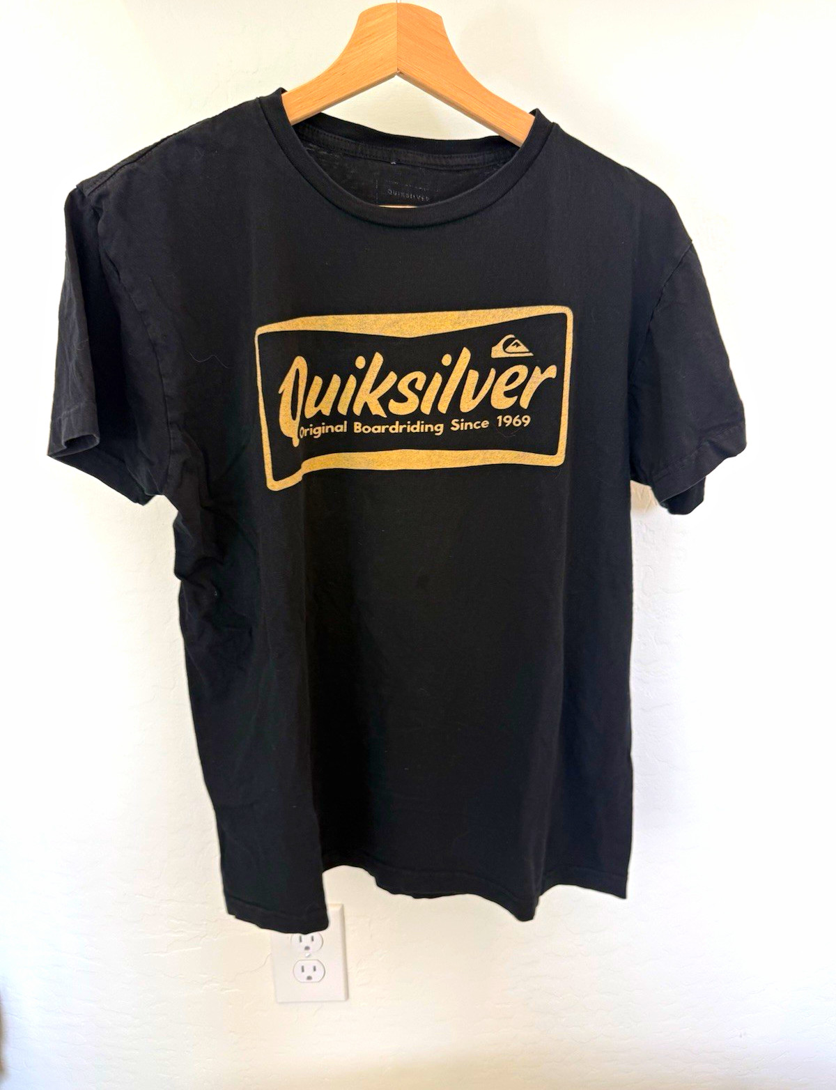 Quiksilver Men\'s Graphic Logo Tee Black Crew Neck Short Sleeve Cotton Knit M Quiksilver Men\'s Graphic Logo Tee Black Crew Neck Short Sleeve Cotton Knit M