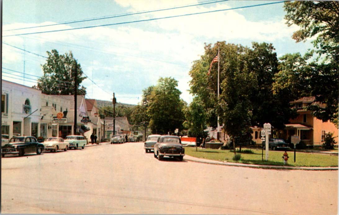 Woodstock NY postcard VILLAGE GREEN CARS & BUILDINGS ON A SUNNY DAY s/21 BD2250