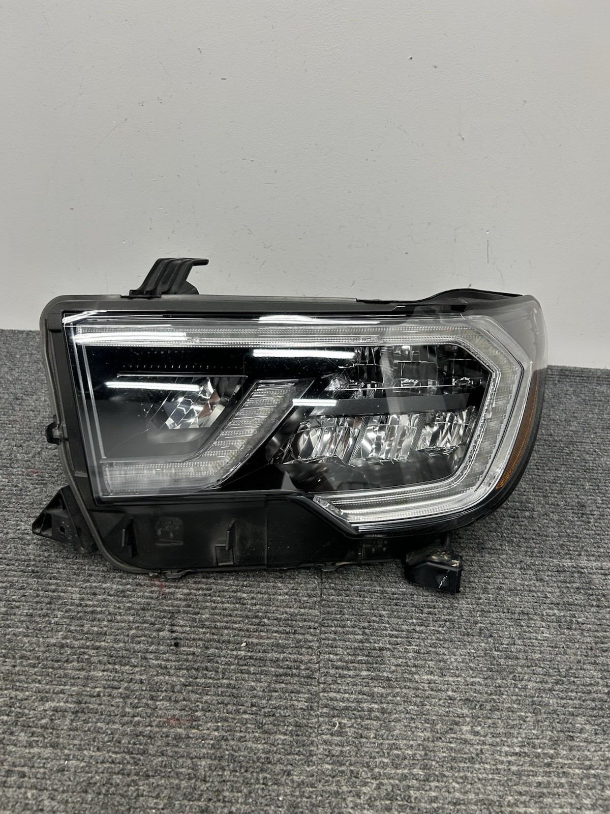 OEM 2018 - 2022 Toyota Sequoia LED Headlight (Left/Driver) OEM 2018 - 2022 Toyota Sequoia LED Headlight (Left/Driver)