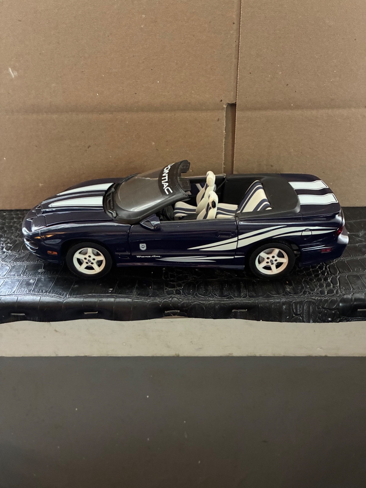 1/18 Road Signature, 1999 Pontiac Firebird, LOOK 1/18 Road Signature, 1999 Pontiac Firebird, LOOK
