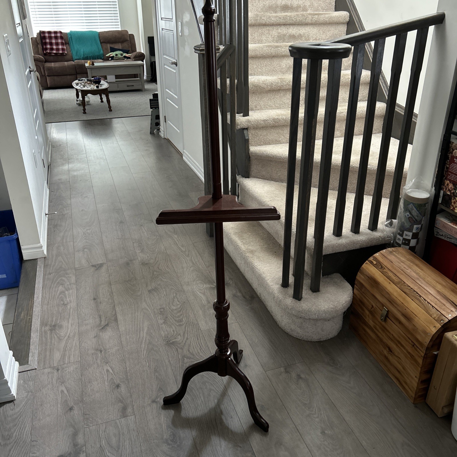 Classic Bombay Company Traditional Gallery Easel in Cherry Brown