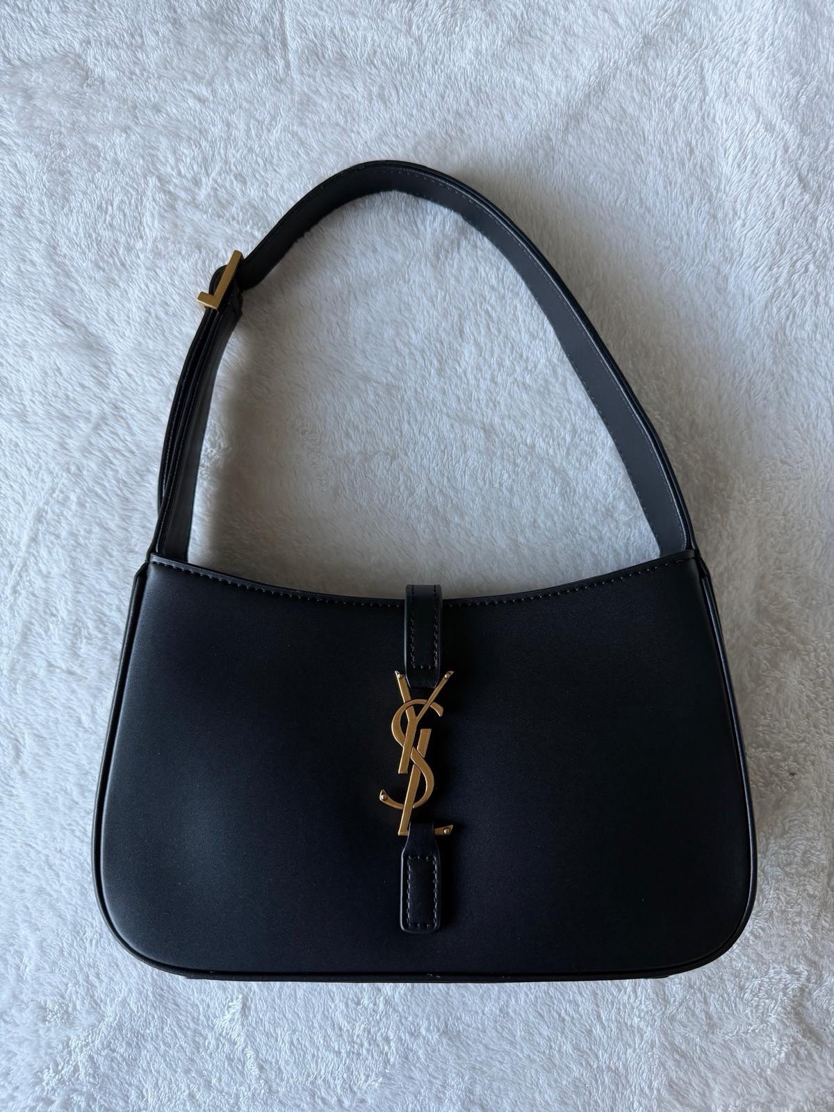 Yves Saint Laurent LE 5 À 7 IN SMOOTH LEATHER Yves Saint Laurent LE 5 À 7 IN SMOOTH LEATHER