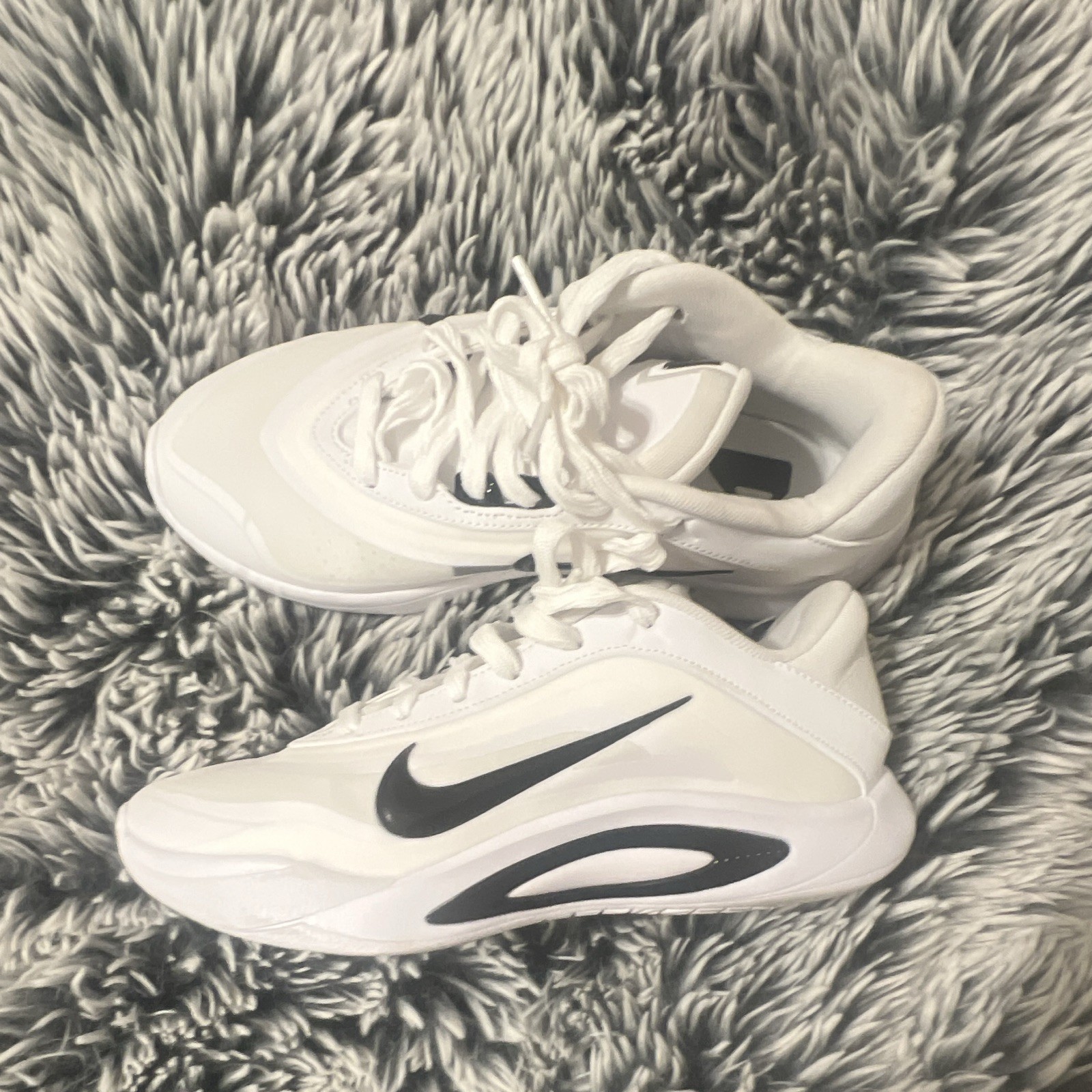 Nike White And Black Women’s 6.5 Shoes Athletic Lightly Worn Nike White And Black Women’s 6.5 Shoes Athletic Lightly Worn