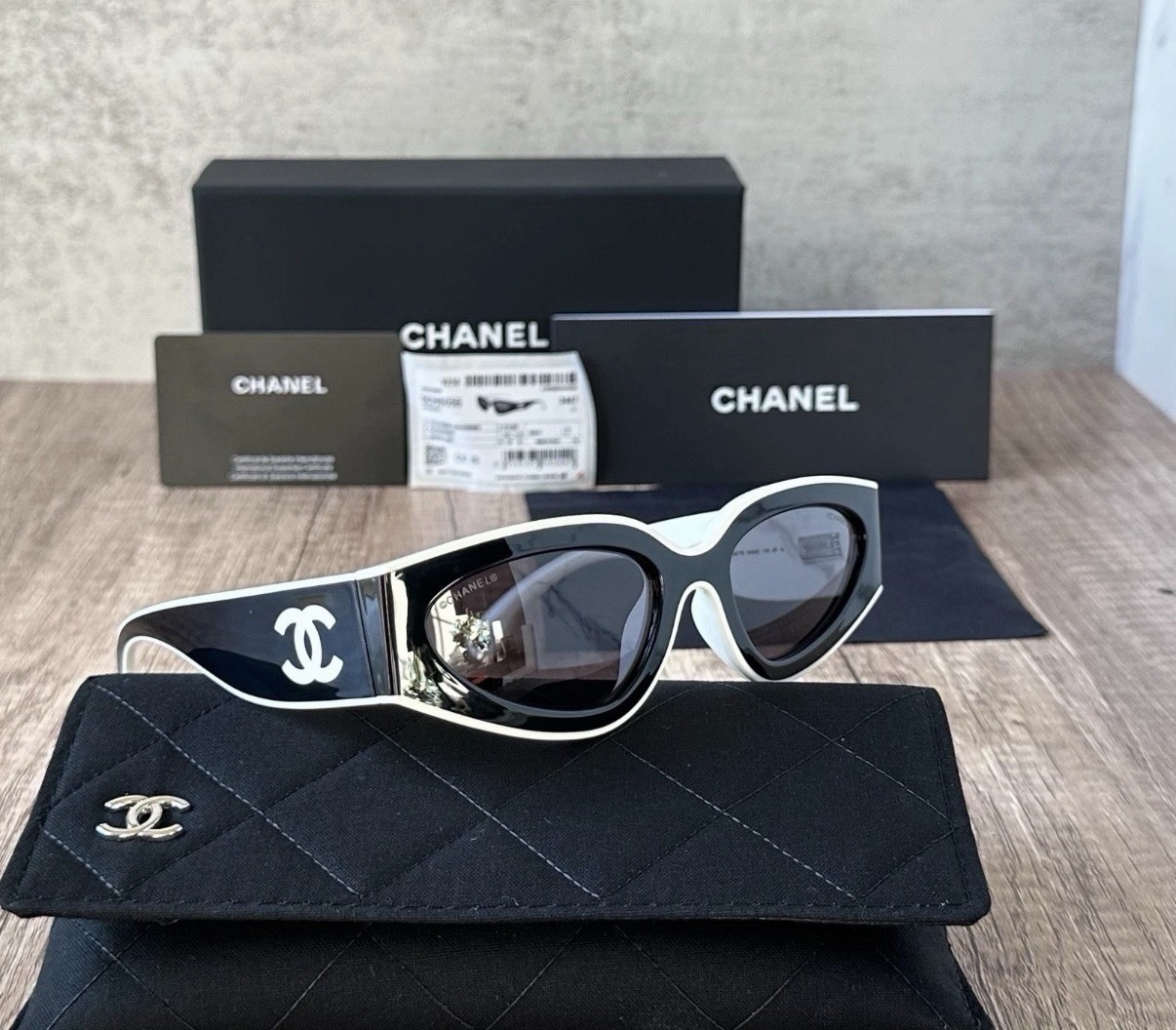 CHANEL Women\'s Black & White Cat Eye Sunglasses Black Tinted Lenses Logo CHANEL Women\'s Black & White Cat Eye Sunglasses Black Tinted Lenses Logo