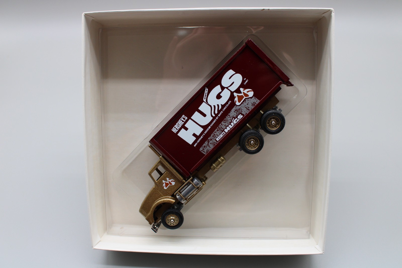 Vintage Winross Hersheys Hugs 1:64 Diecast Straight Truck Box Trailer NEW Vintage Winross Hersheys Hugs 1:64 Diecast Straight Truck Box Trailer NEW