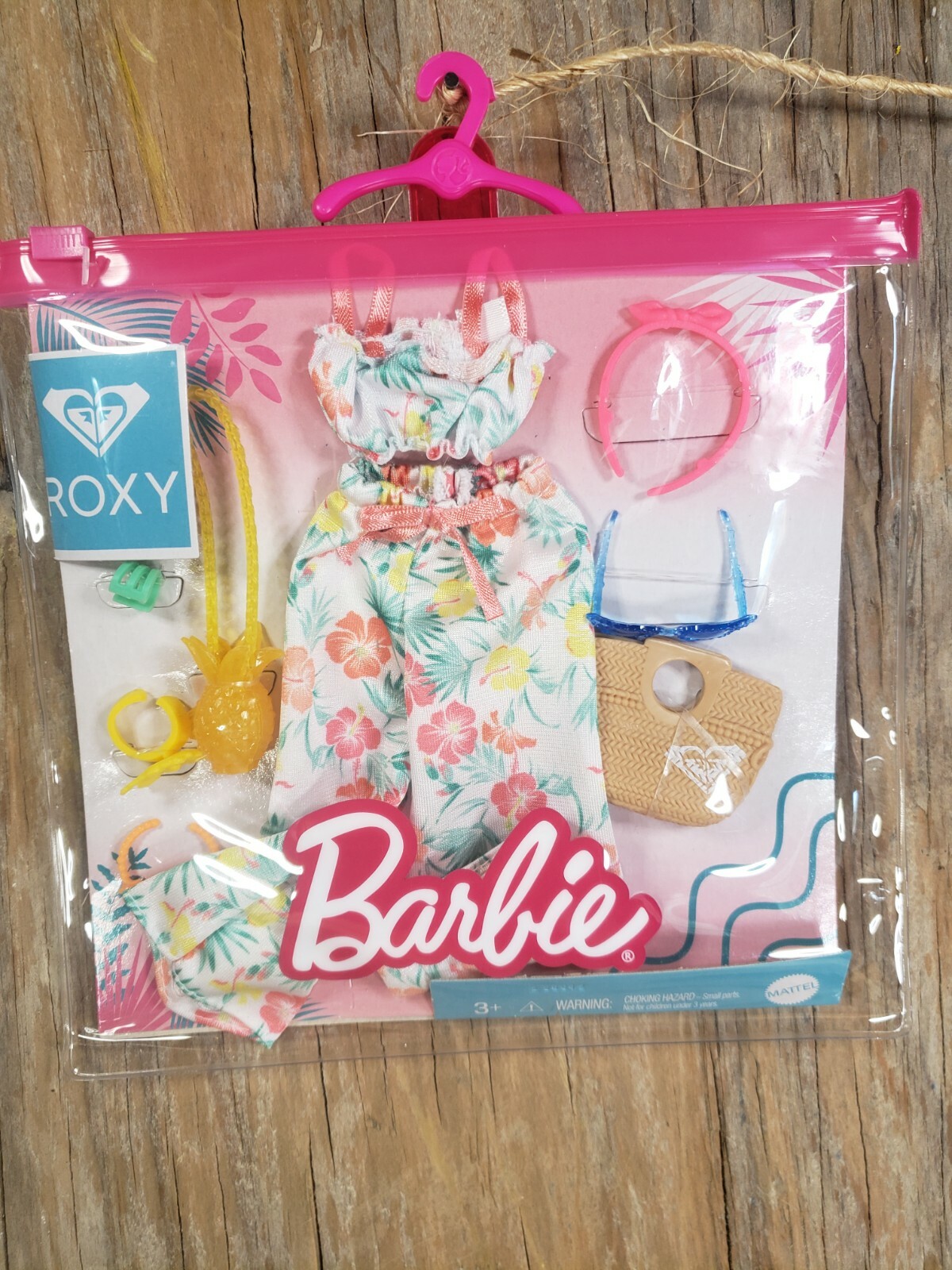 Barbie ROXY Fashion Pack 2-piece Beach Outfit with Accessories Summer Clothes Barbie ROXY Fashion Pack 2-piece Beach Outfit with Accessories Summer Clothes