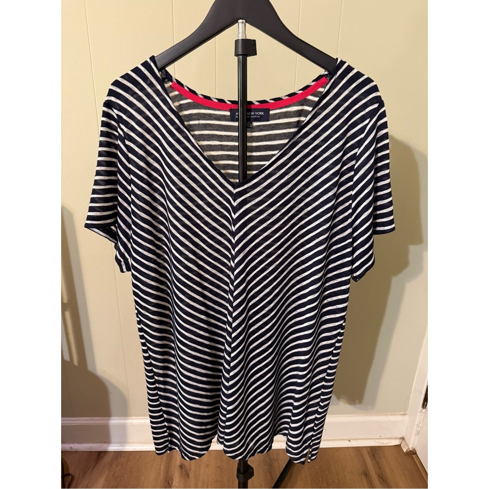 Jones New York Chevron Striped V-Neck Women’s Top - Navy and White