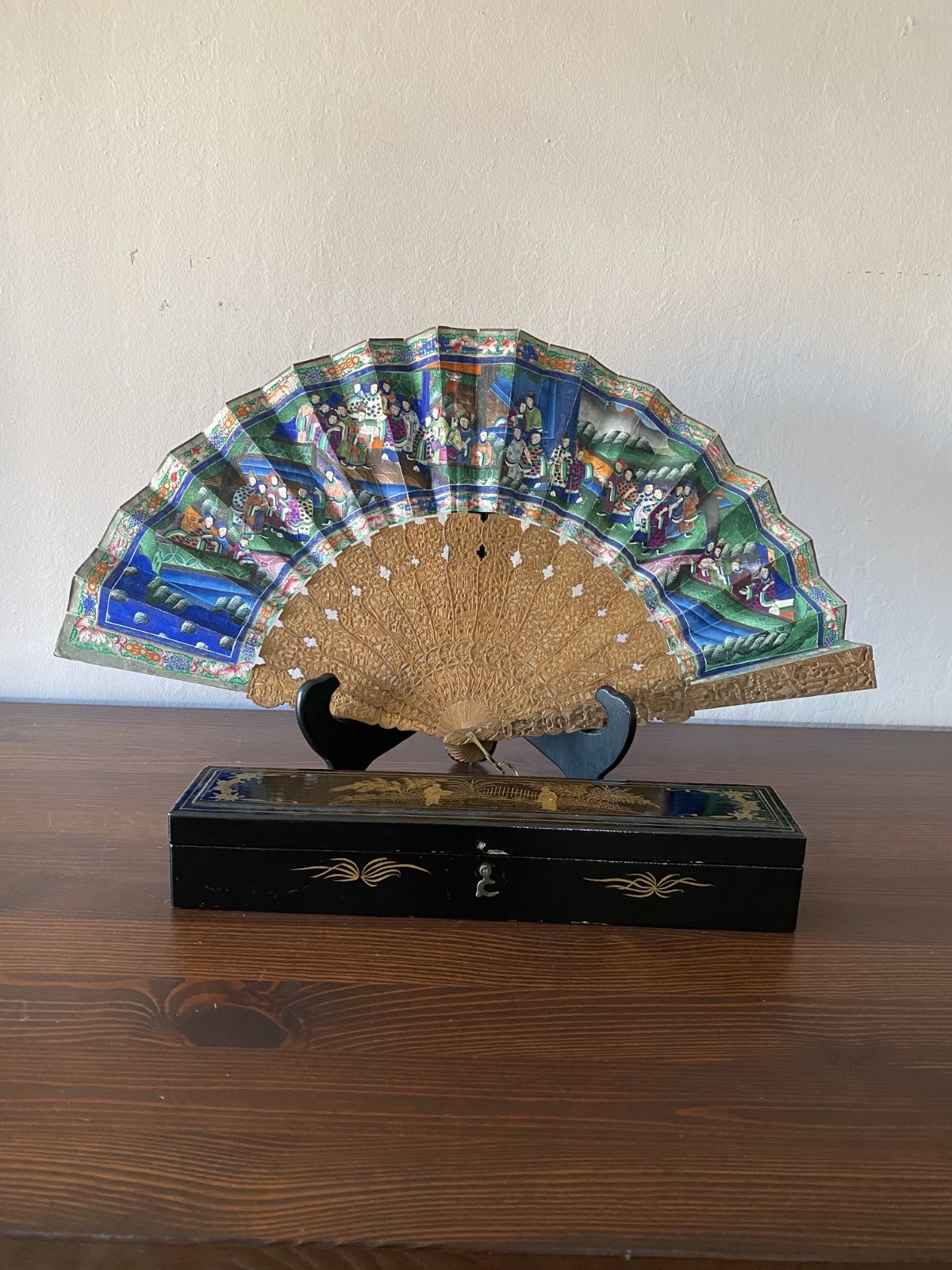 Antique 19th century China Canton sandalwood carved thousand-face fan with box Antique 19th century China Canton sandalwood carved thousand-face fan with box