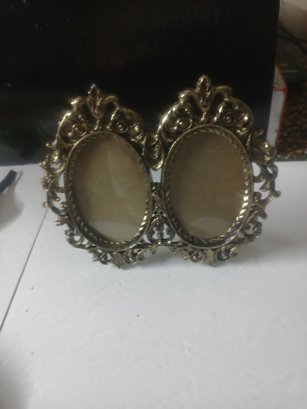 Vintage Victorian Style Ornate Metal Standing Double Oval Picture Frame Vintage Victorian Style Ornate Metal Standing Double Oval Picture Frame