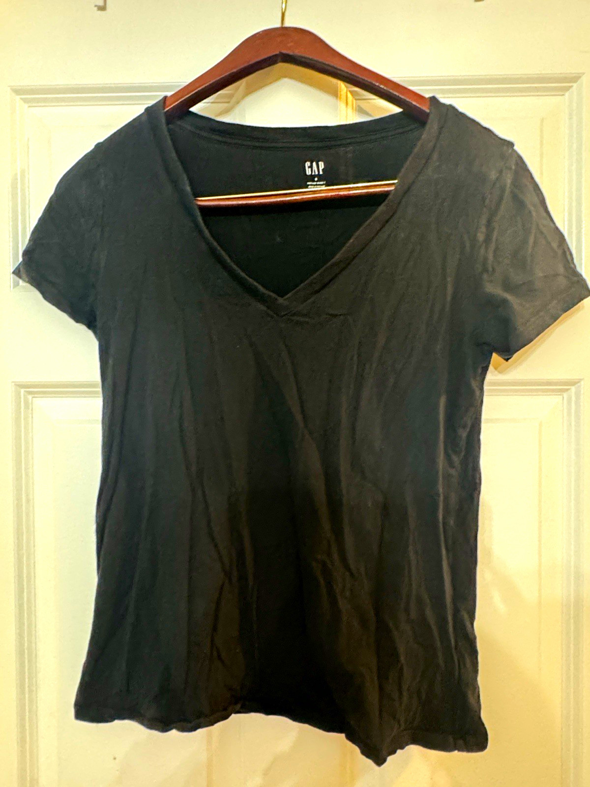 GAP Women’s S Black Solid Vintage Wash V-Neck Short Sleeve T-Shirt GAP Women’s S Black Solid Vintage Wash V-Neck Short Sleeve T-Shirt