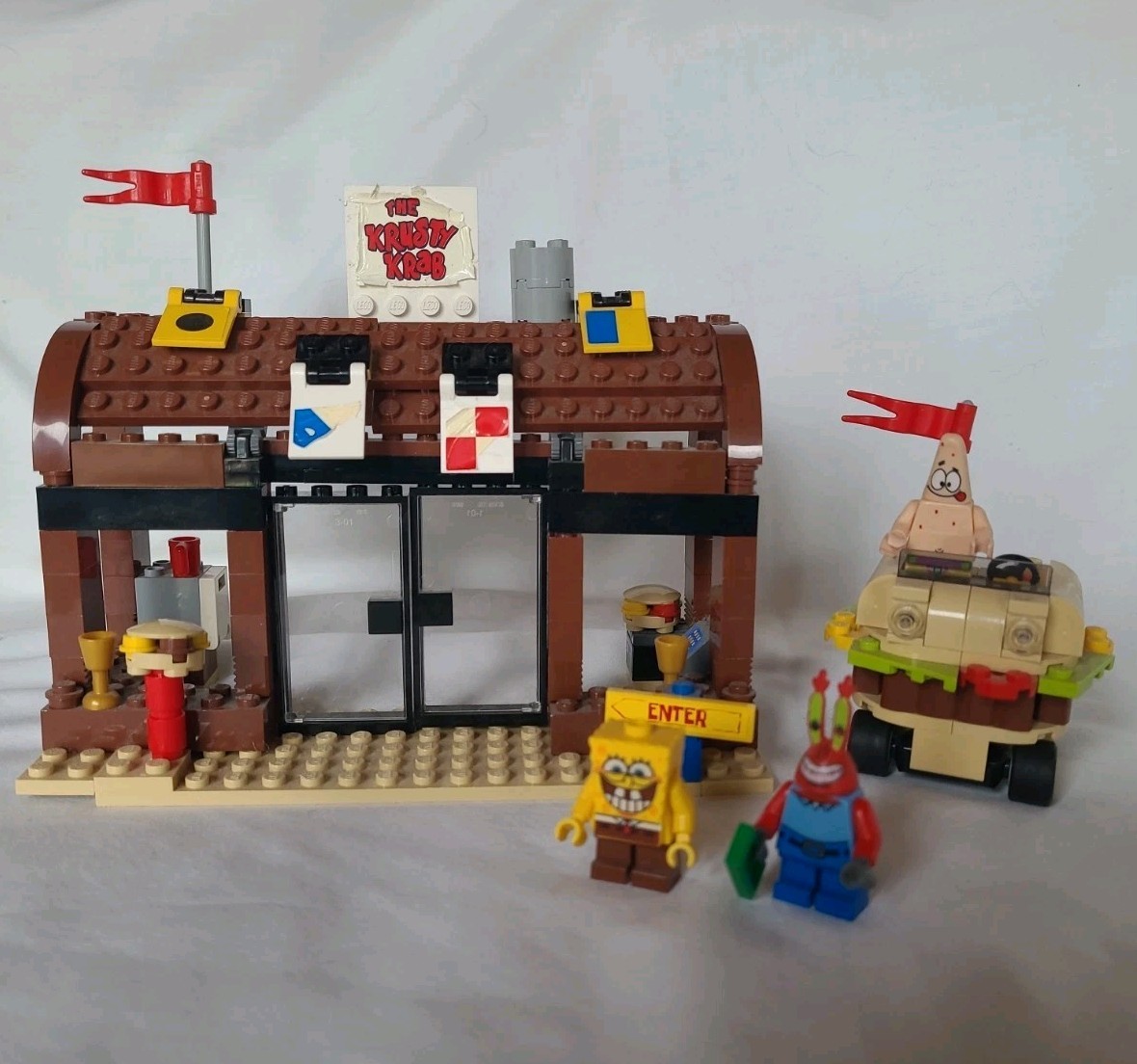 LEGO SpongeBob SquarePants 3825 Krusty Krab Set with Minifigures. LEGO SpongeBob SquarePants 3825 Krusty Krab Set with Minifigures.