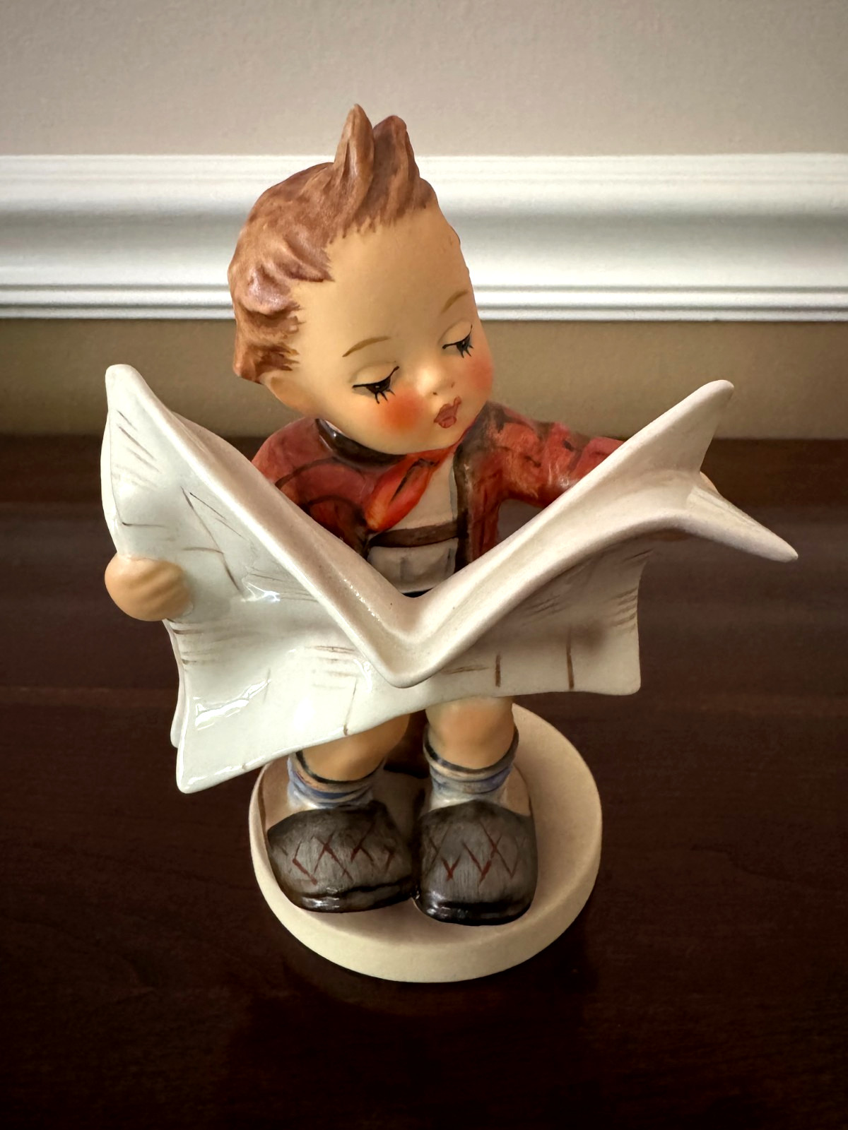 Goebel Hummel 'Latest News' - #184 - 27 - No Apparent Crazing - Very Nice Piece Goebel Hummel 'Latest News' - #184 - 27 - No Apparent Crazing - Very Nice Piece