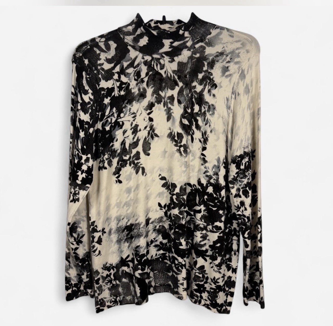 Chico\'s Floral Long Sleeve Top in Cream & Black Size: Chico’s 2, Large Chico\'s Floral Long Sleeve Top in Cream & Black Size: Chico’s 2, Large