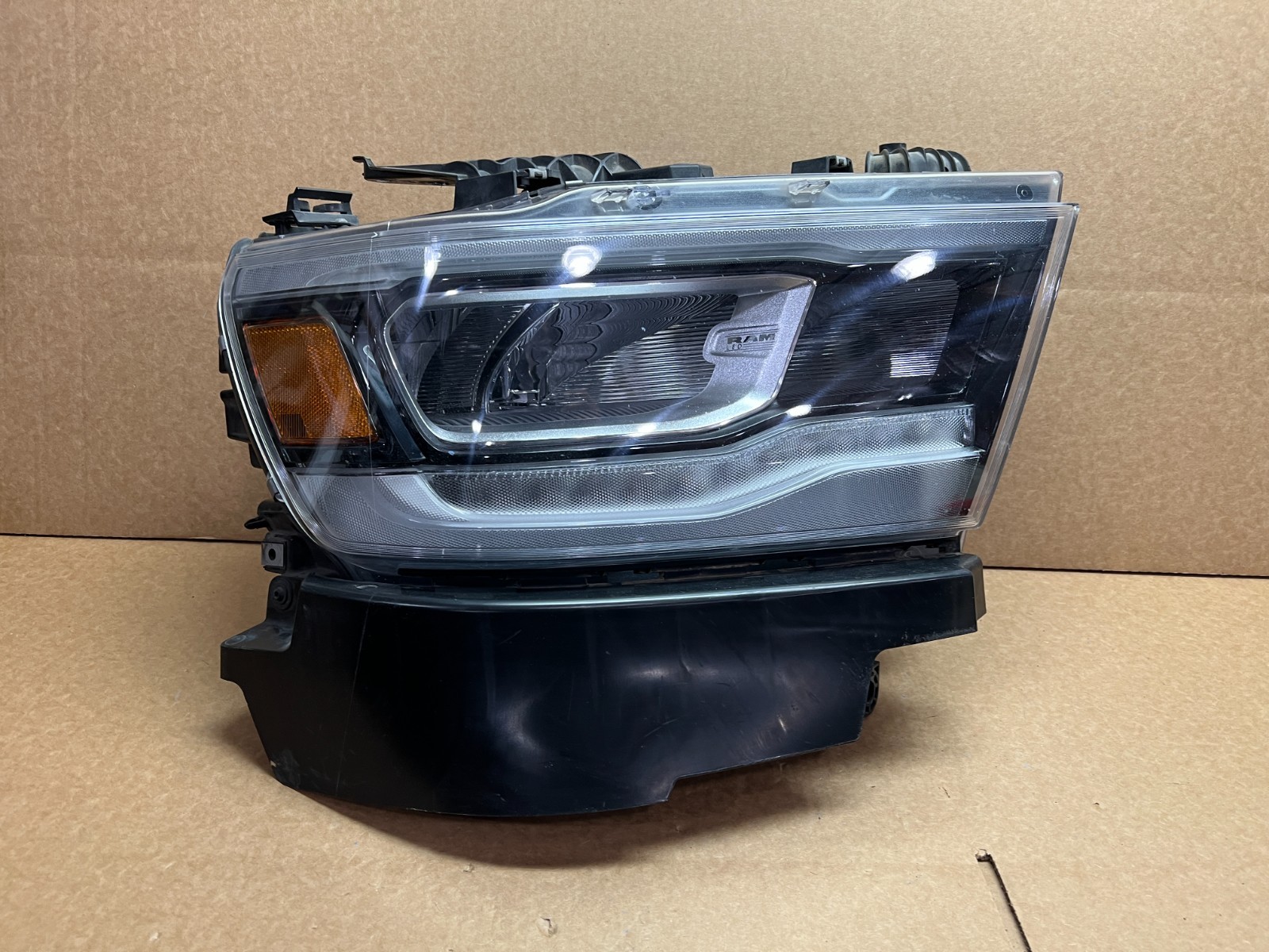 OEM 2019 2020 2021 RAM 1500 LED HEADLIGHT REFLECTOR STYLE RH\ OEM 2019 2020 2021 RAM 1500 LED HEADLIGHT REFLECTOR STYLE RH\