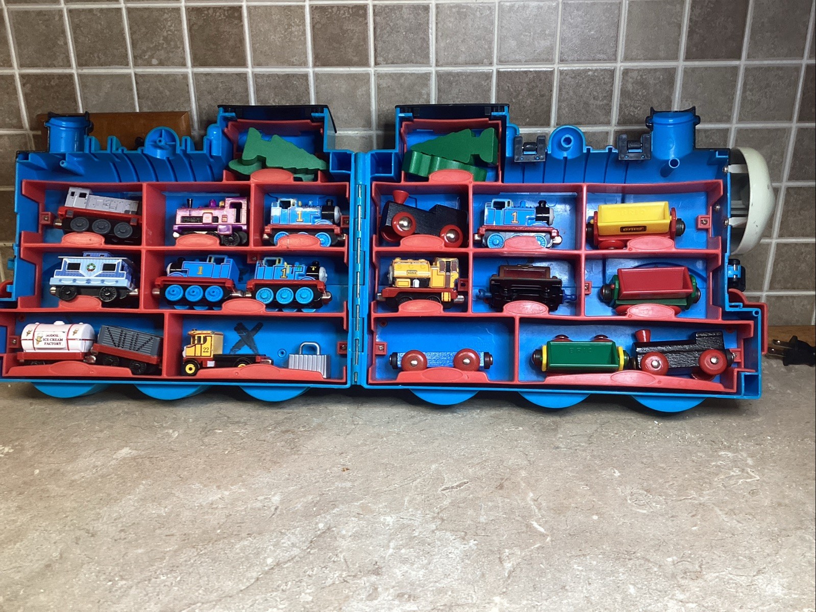 Lot x 18 Thomas The Train Brio Engines And Cars-w/Thomas Carrying Case Lot x 18 Thomas The Train Brio Engines And Cars-w/Thomas Carrying Case