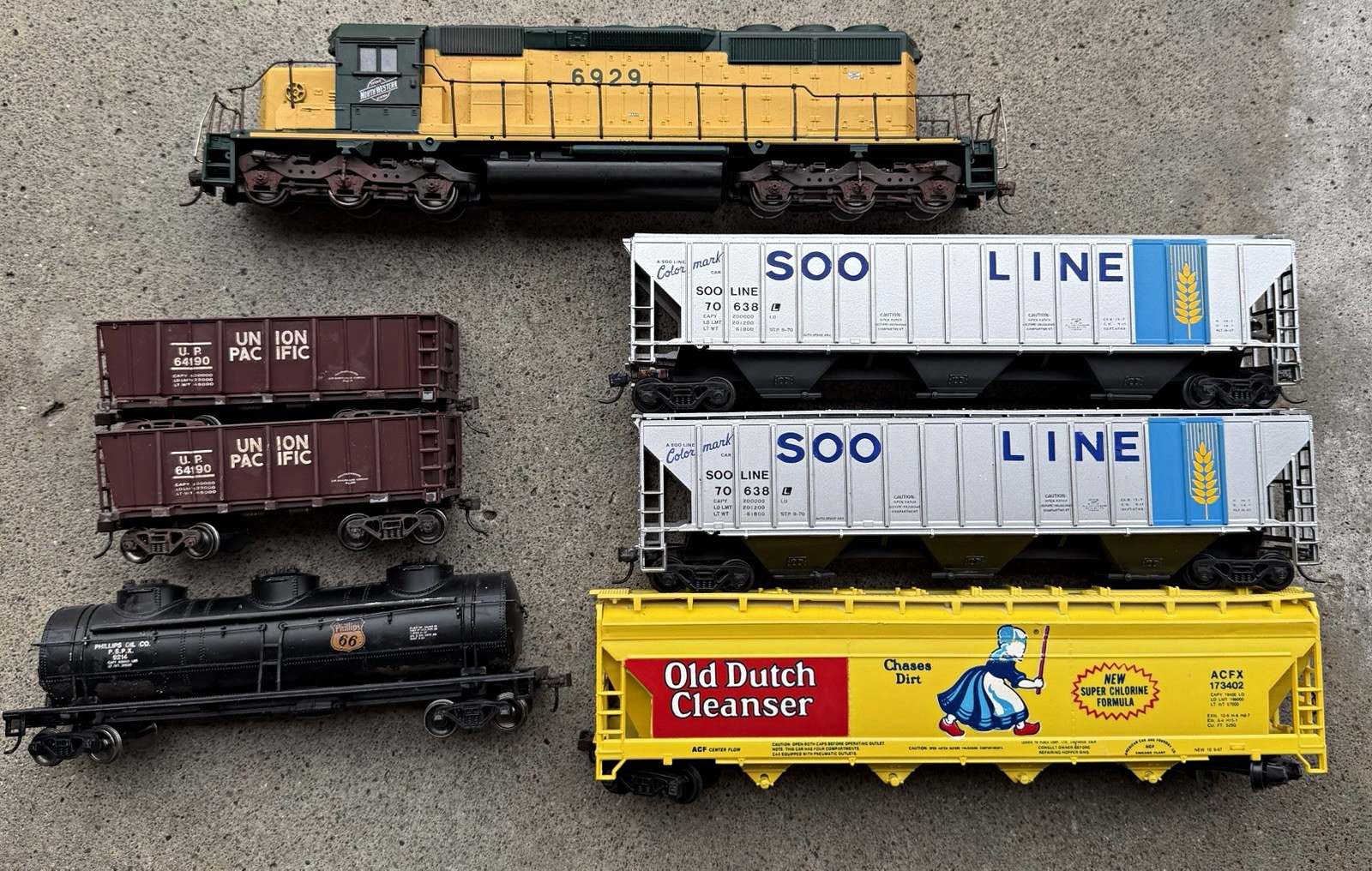 HO Gauge Freight Cars Lot - Soo Line Covered Hoppers, UP Gondolas, Tank Car HO Gauge Freight Cars Lot - Soo Line Covered Hoppers, UP Gondolas, Tank Car