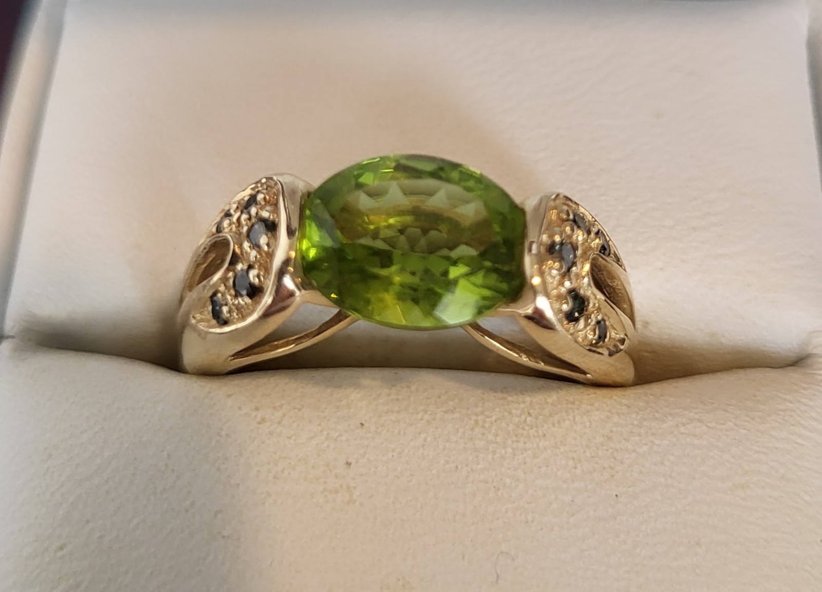 14K Gold 2.5ct Peridot ring with horse shoe accents, size 8.25