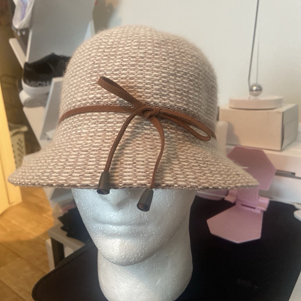 Beige & Brown Solid Fedora Hat for Unisex Adults, Casual Everyday Wear Beige & Brown Solid Fedora Hat for Unisex Adults, Casual Everyday Wear