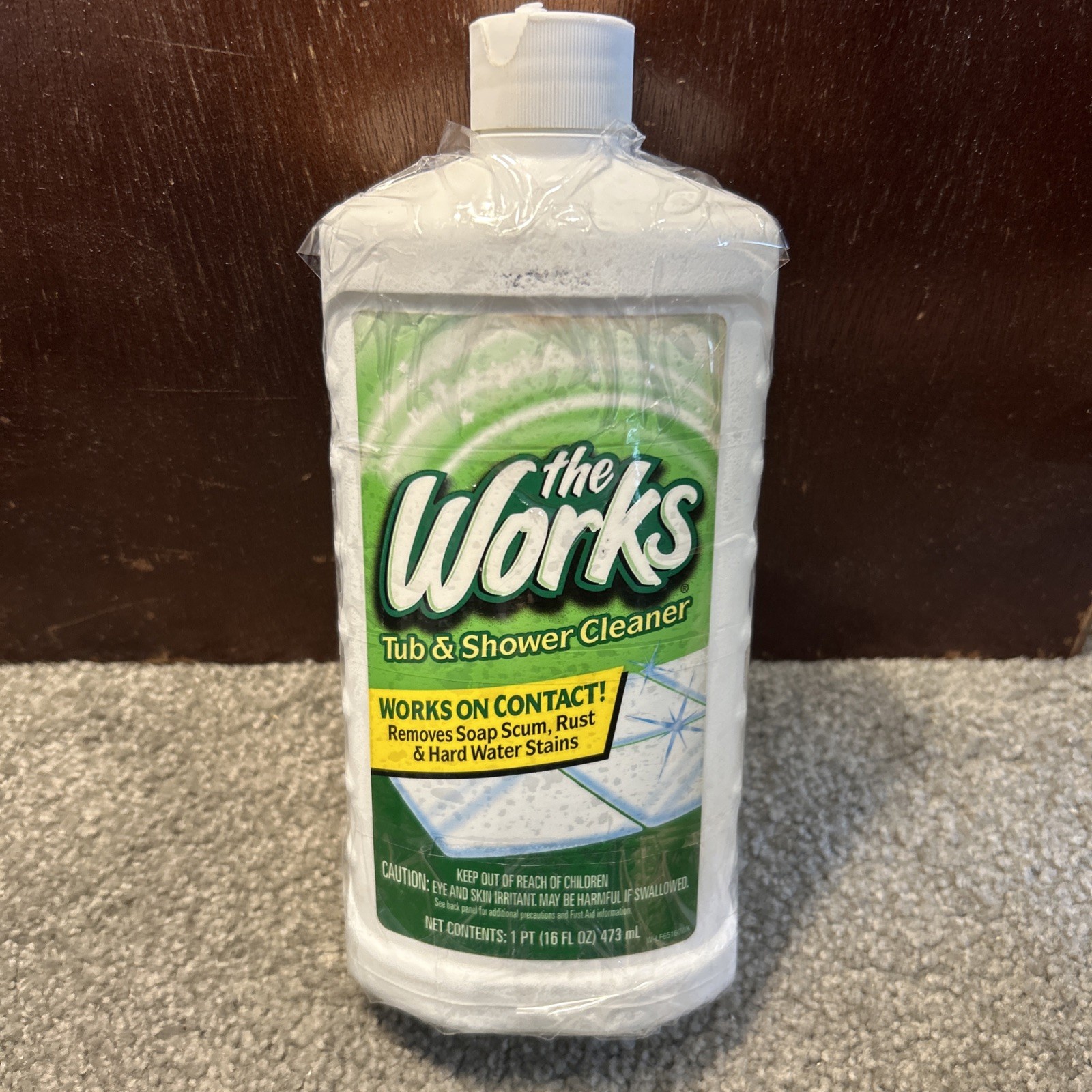 BROKEN CAP READ DESC - The Works Tub & Shower Cleaner Soap Scum Rust Stains 16oz BROKEN CAP READ DESC - The Works Tub & Shower Cleaner Soap Scum Rust Stains 16oz