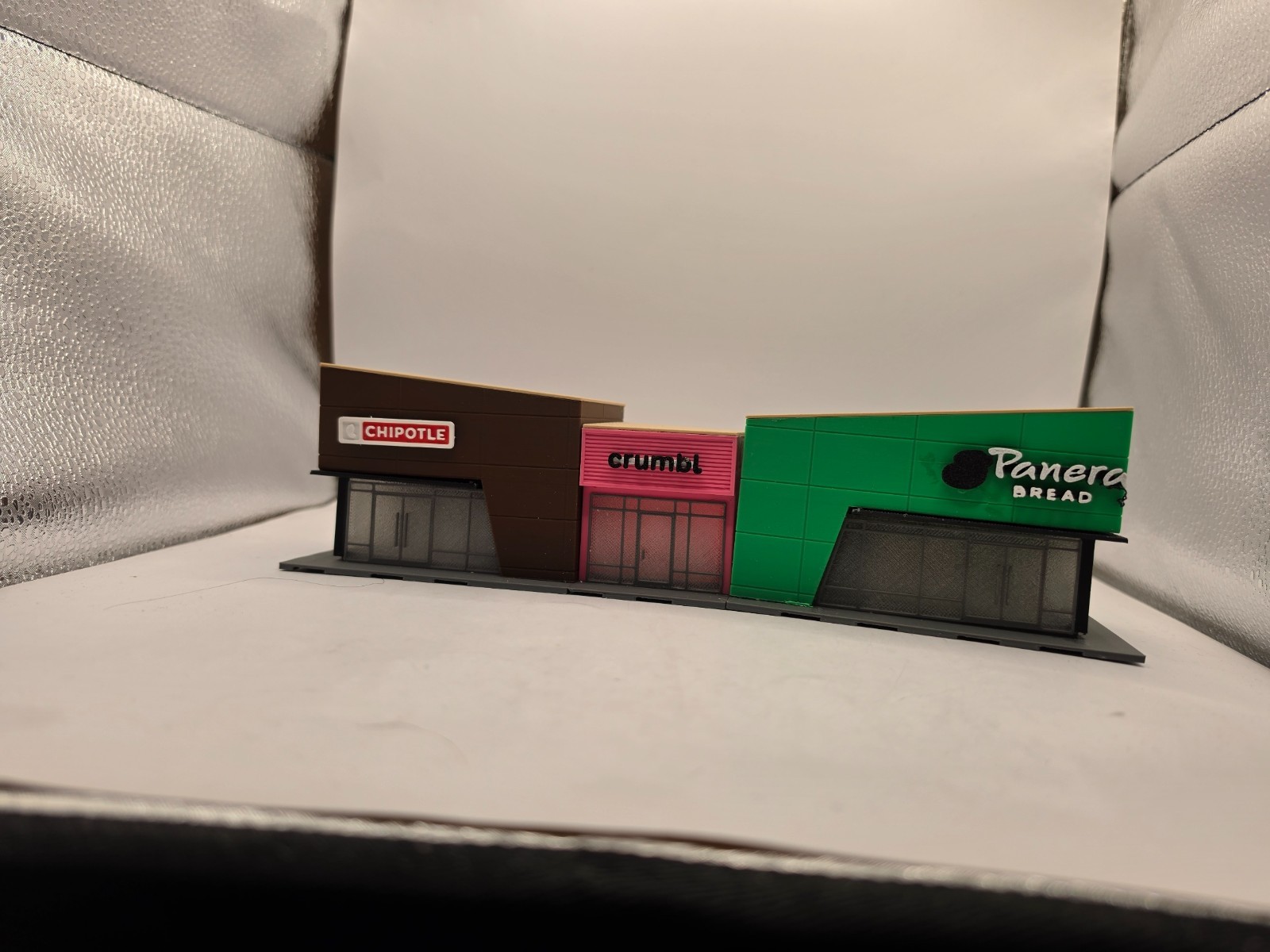 FAMOUS RESTARAUNTS STRIP MALL ASSEMBLED POD HO SCALE BUILDING/DIORAMA