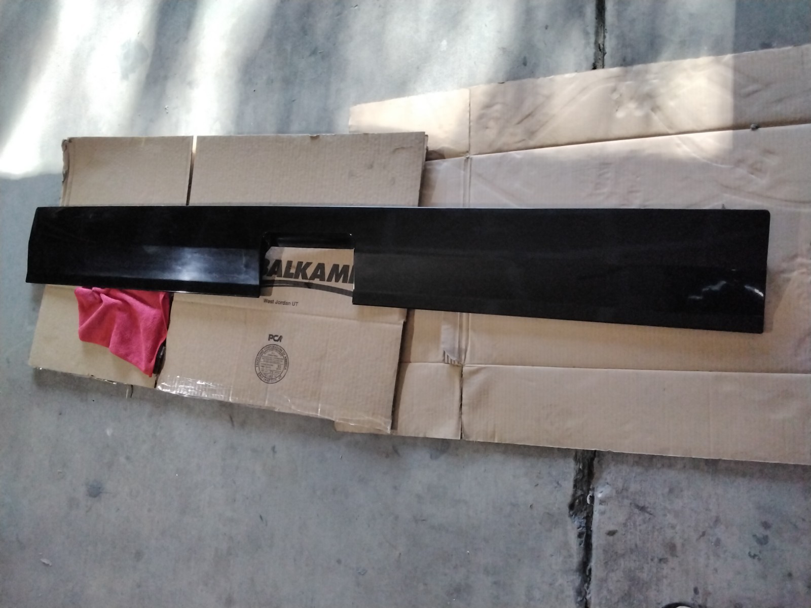 Genuine 2002-2006 Cadillac escalade trunk tailgate moulding paint black Genuine 2002-2006 Cadillac escalade trunk tailgate moulding paint black