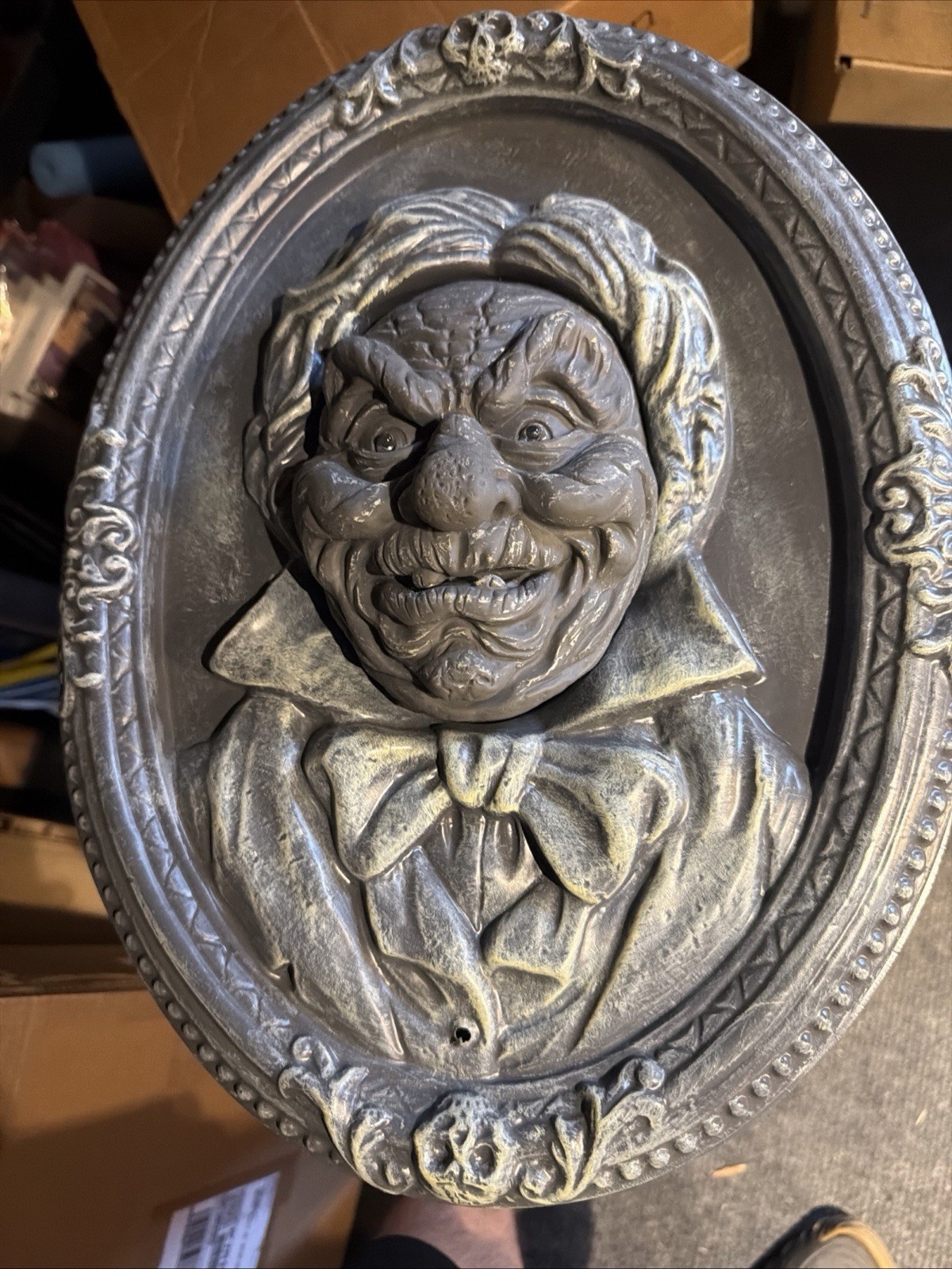 ANIMATED TALKING FRAMED PORTRAIT SPOOKY SPIRIT HALLOWEEN PROP EYES LIGHT UP RED ANIMATED TALKING FRAMED PORTRAIT SPOOKY SPIRIT HALLOWEEN PROP EYES LIGHT UP RED